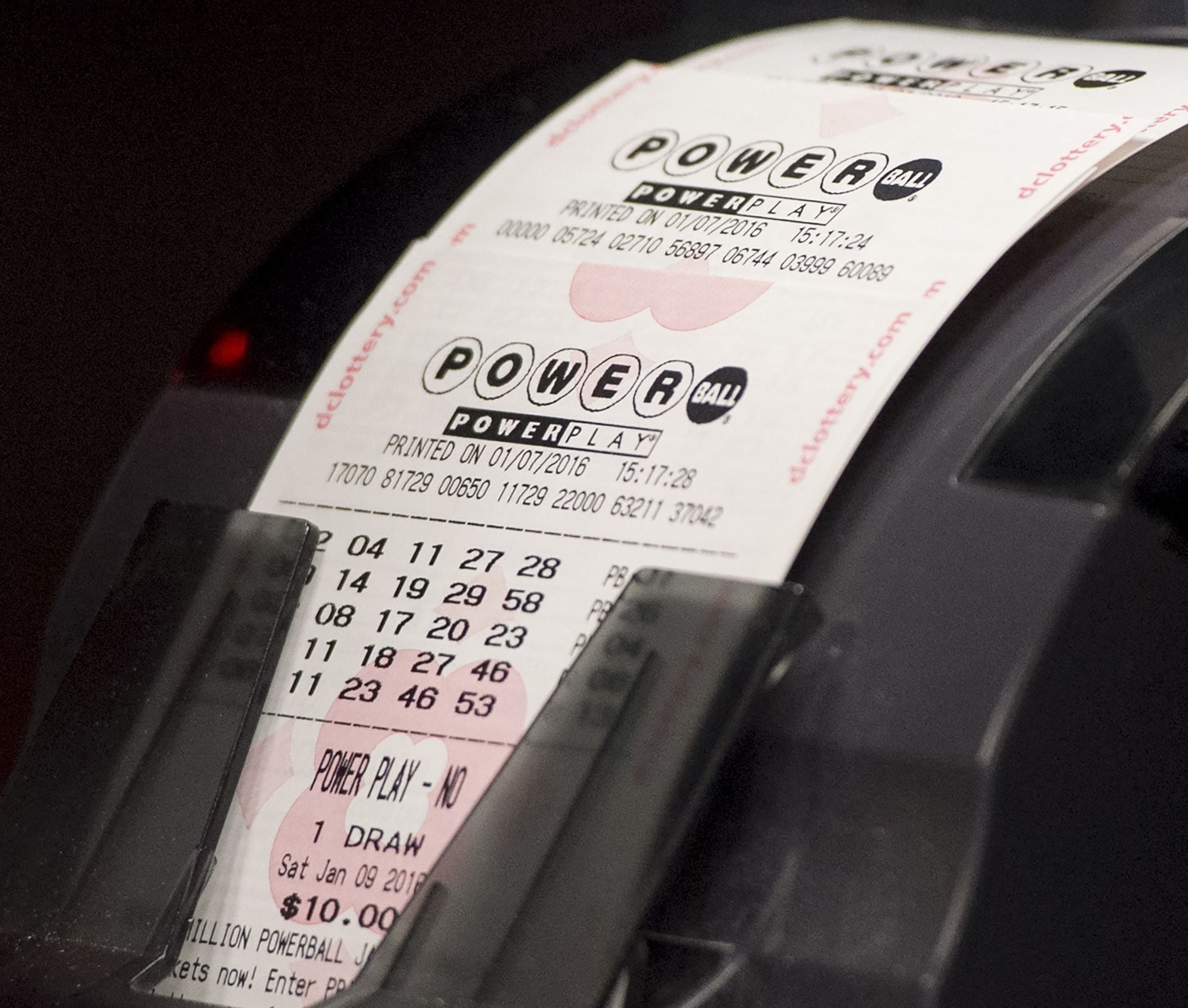 Por lo general, los participantes del Powerball pueden reclamar un premio de hasta $600 en cualquier lotería autorizada de la jurisdicción donde compraron el boleto. (Foto: SAUL LOEB / AFP)
