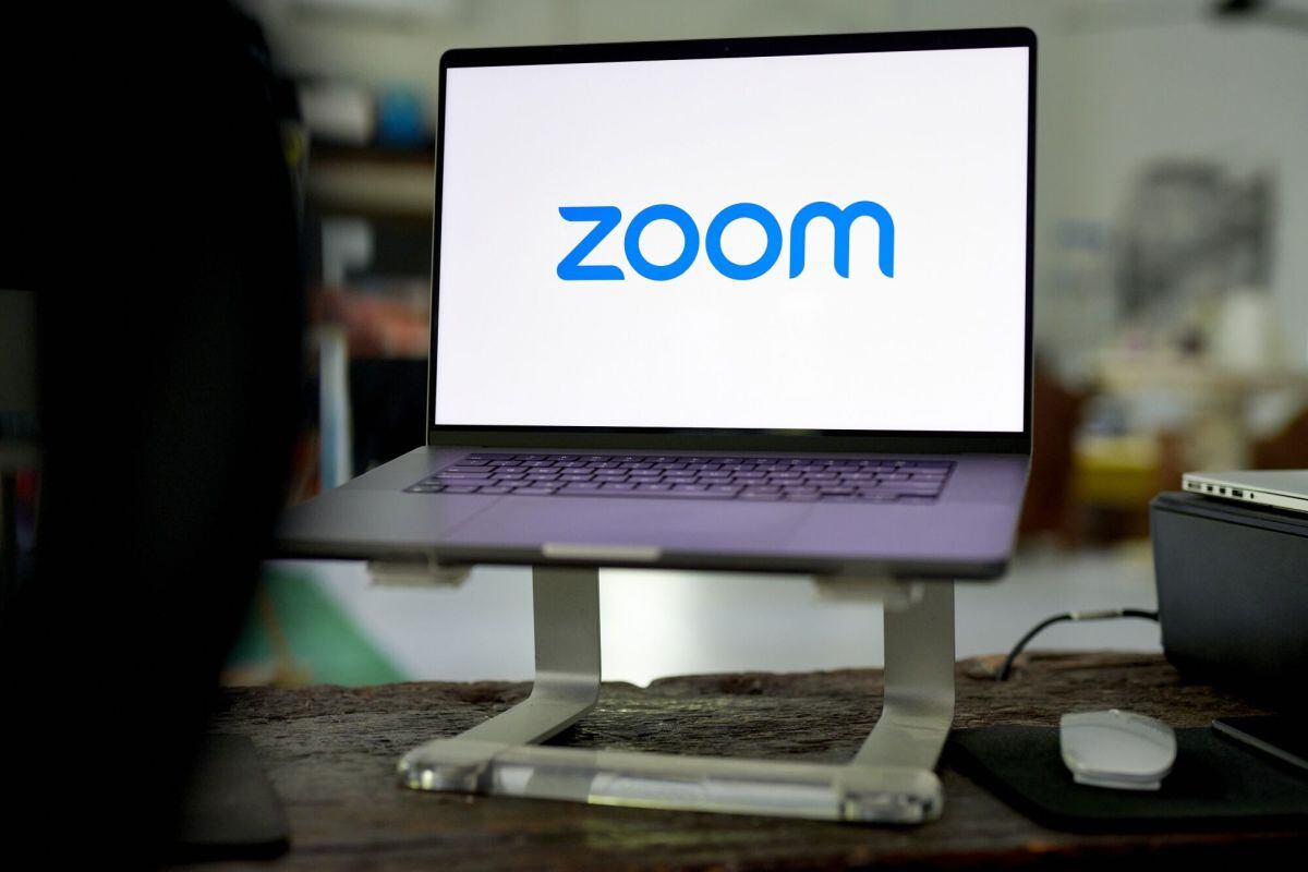El logotipo de Zoom en una computadora portátil en Germantown, Nueva York, EE.UU., el sábado 13 de mayo de 2023. Está previsto que Zoom Video Communications Inc. publique cifras de ganancias el 23 de mayo.