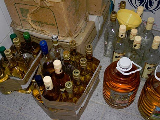 Consumir alcohol adulterado puede causar la muerte. (Foto: Vanguardia.com.mx)