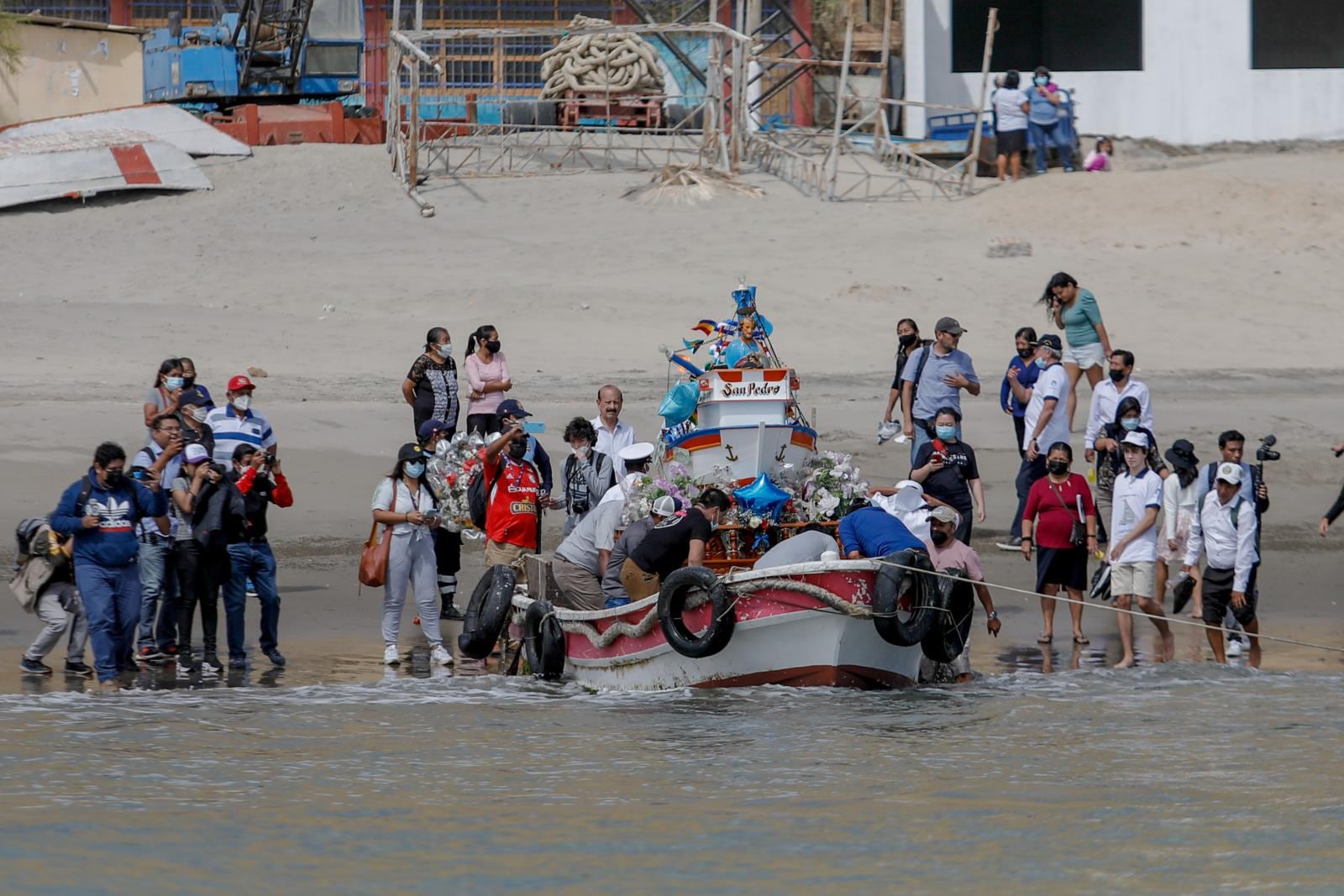 El Día de San Pedro y San Pablo, también Día del Pescador, se realiza la tradicional procesión en el mar de San Pedro en Cabo Blanco (Foto: GEC)