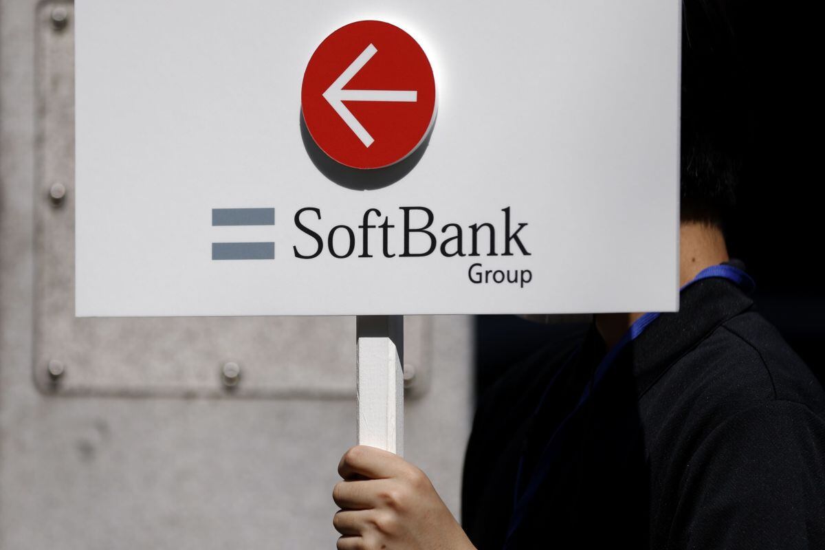 Un empleado de SoftBank Group Corp. sostiene un cartel durante la reunión general anual de la empresa en Tokio, Japón, el miércoles 21 de junio de 2023. Fotógrafo: Kiyoshi Ota/Bloomberg