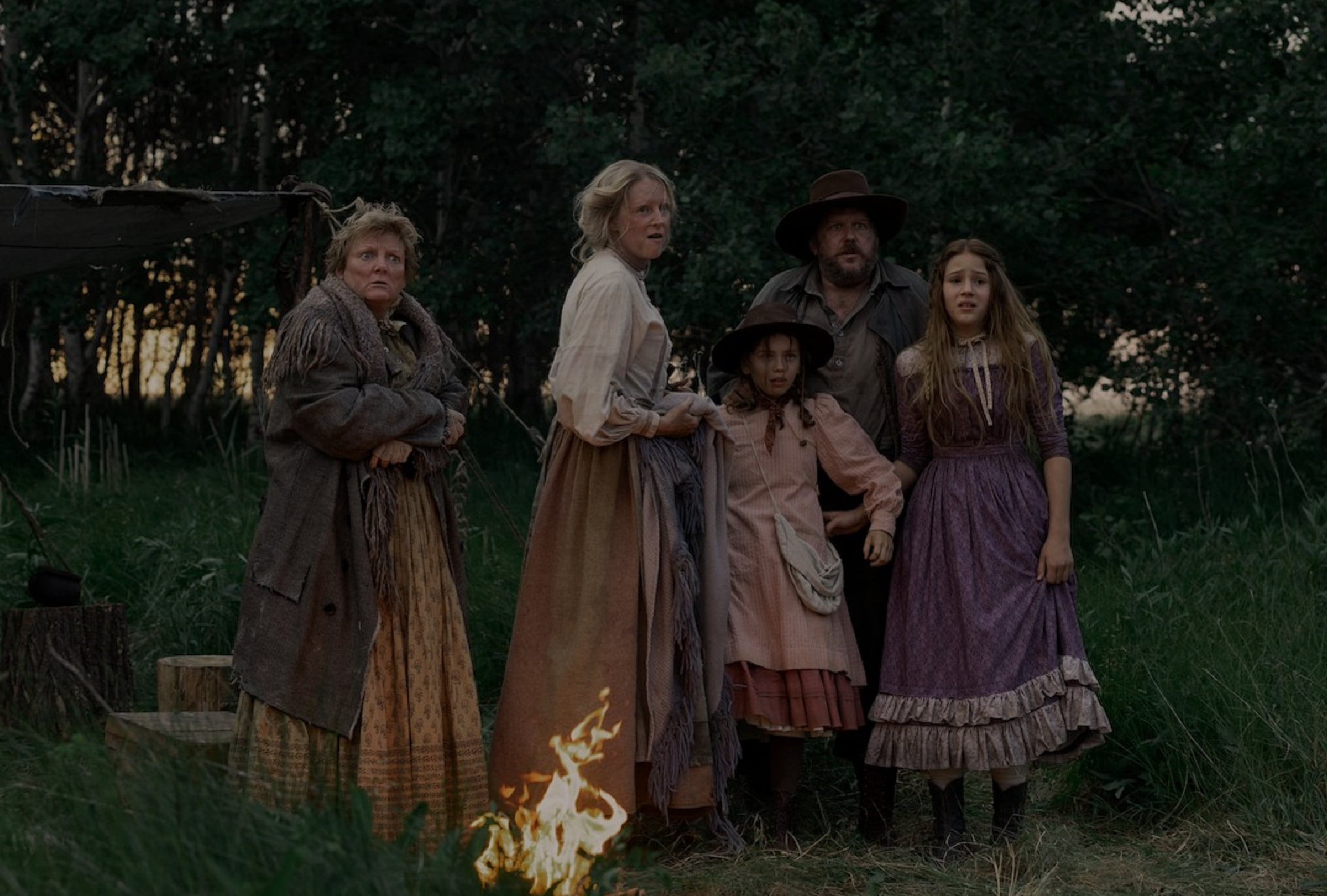 Alison Arngrim junto a Skywalker Hughes (Mary) y Alice Halsey (Laura) en una escena del segundo episodio de la serie "Little House on the Prairie" (Foto: Netflix)
