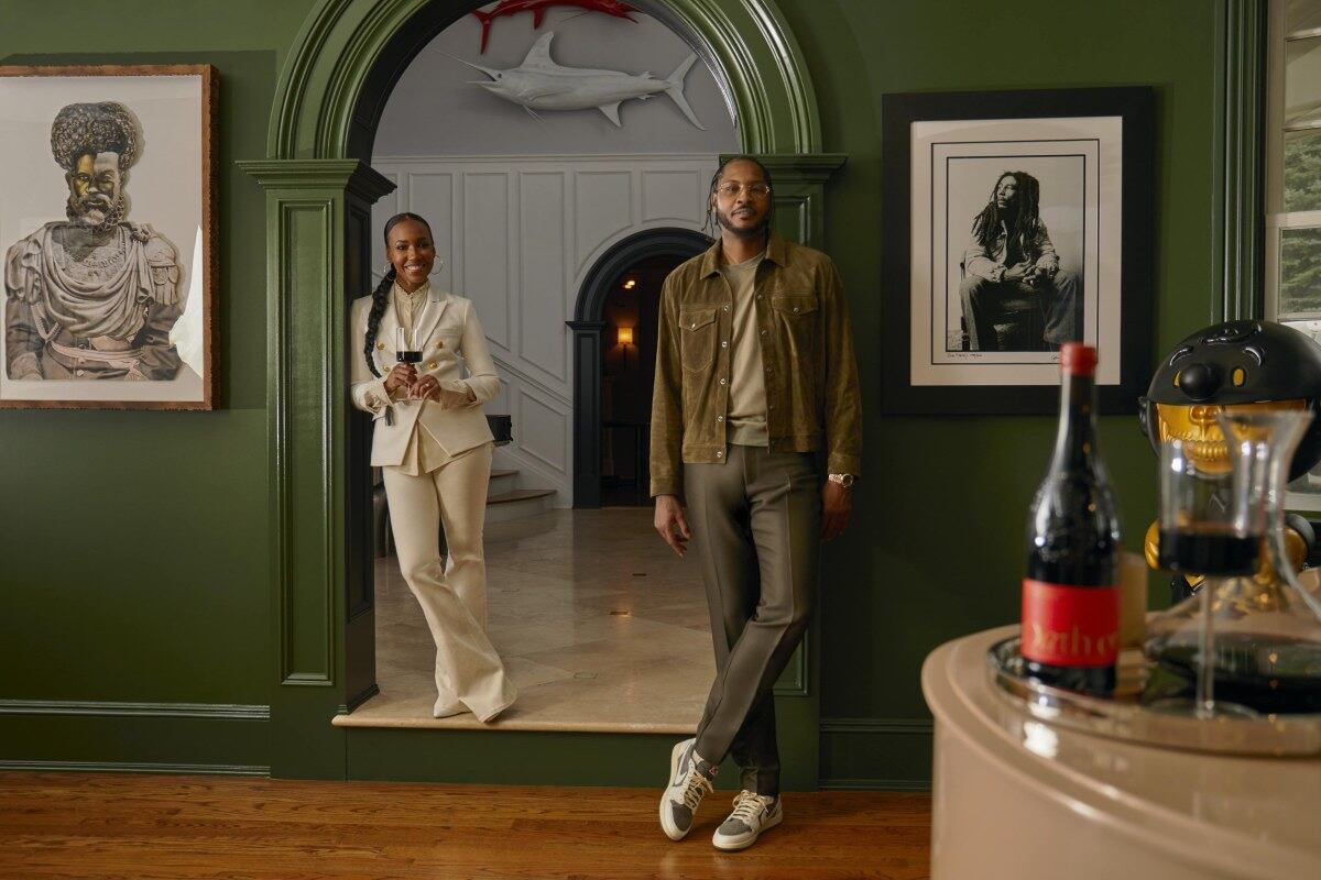 Carmelo Anthony y su socia Asani Swann tienen una marca de vino llamada VII(N) The Seventh Estate, que lanzaron en 2022.