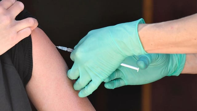 Un hombre fue vacunado 217 veces contra la covid, ¿sufrió efectos secundarios? 
