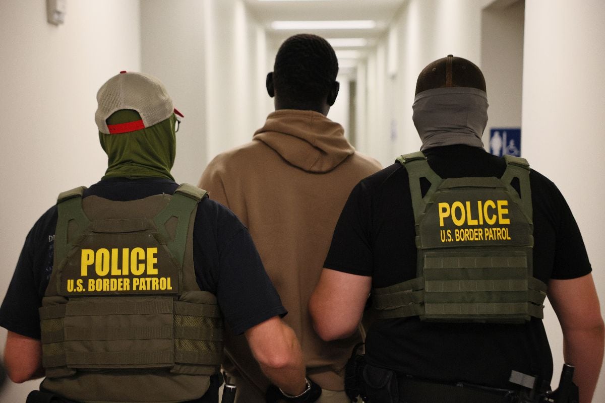 Agentes federales detienen a un hombre tras su comparecencia ante el tribunal de inmigración en el edificio federal Ted Weiss de la ciudad de Nueva York.