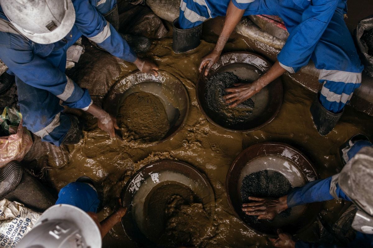 Trabajadores buscan mineral en una mina de tungsteno, operada por Trinity Metals Group, al noroeste de Kigali, Ruanda, el viernes 23 de mayo de 2025. Fotógrafo: Kang-Chun Cheng/Bloomberg