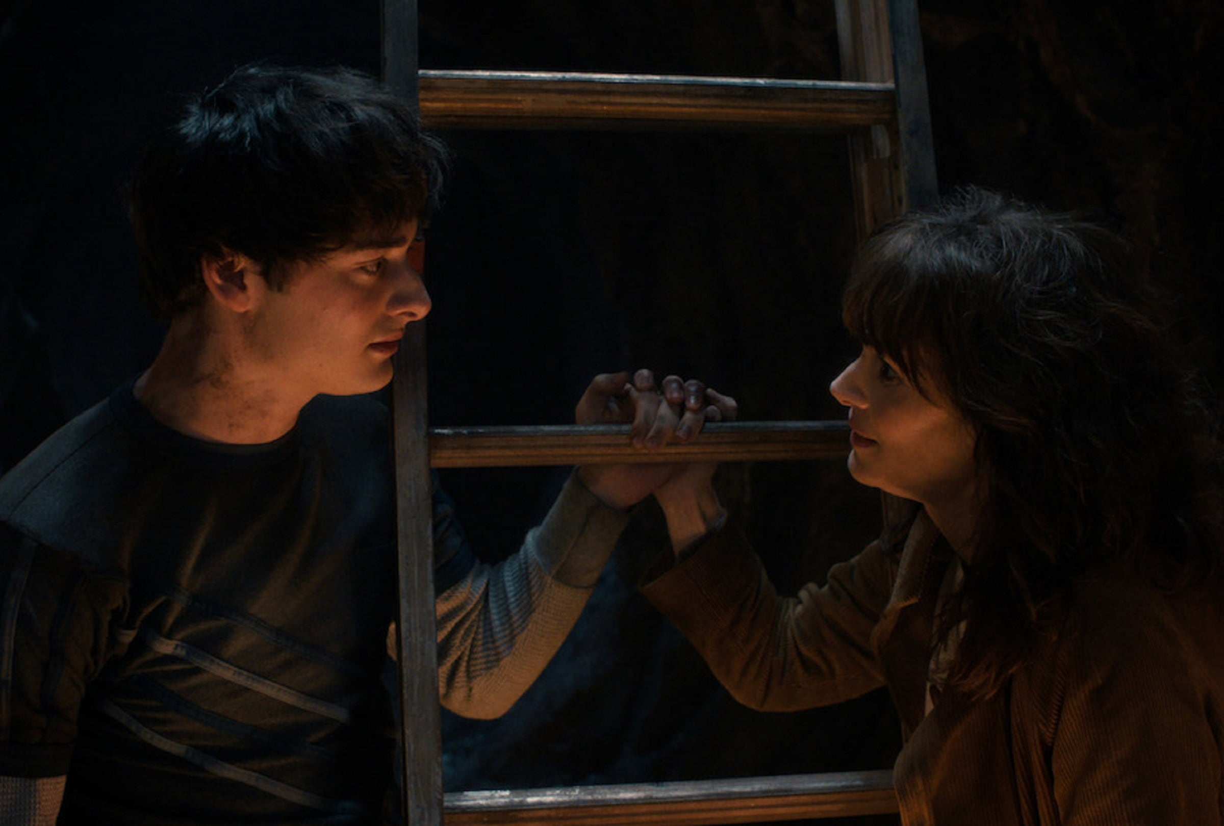 Will (Noah Schnapp) y Joyce Byers (Winona Ryder) en el Volumen 2 de la temporada 5 de "Stranger Things" (Foto: Netflix)