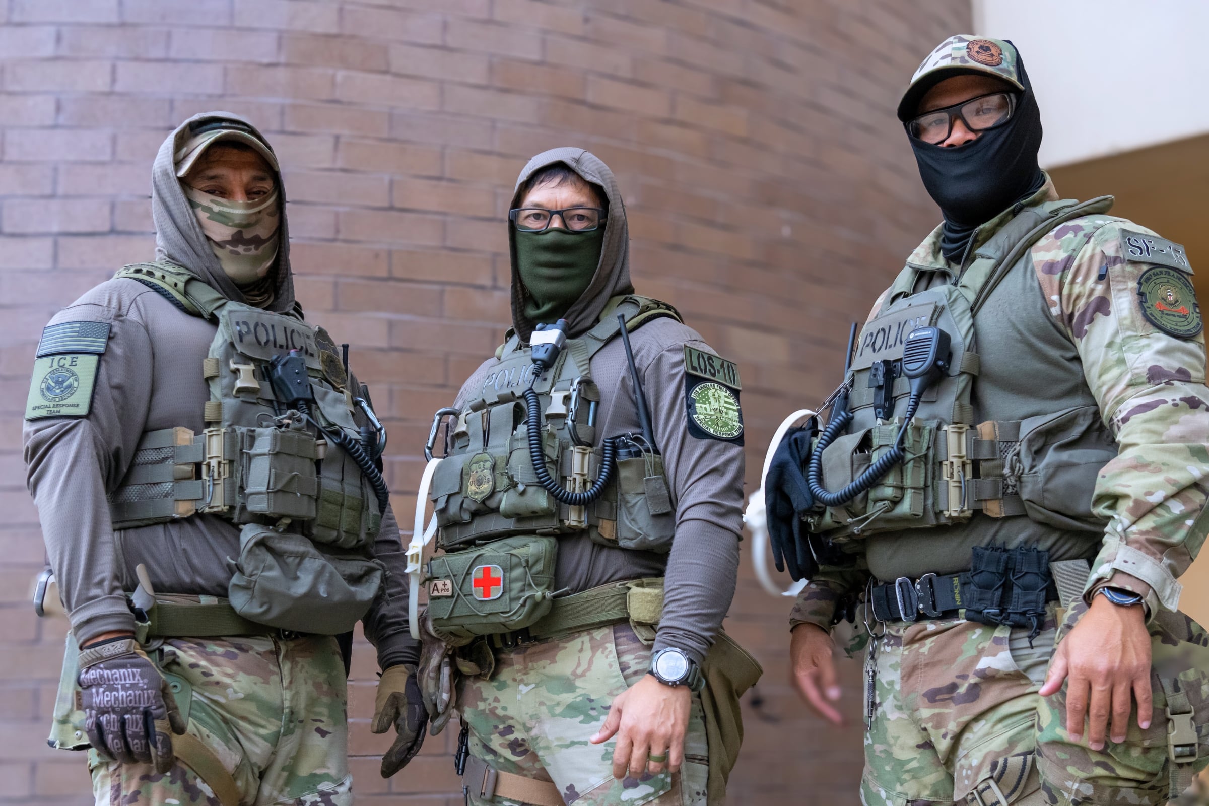 Un grupo de tres agentes de ICE durante un descanso de sus labores cotidianas (Foto: ICE)