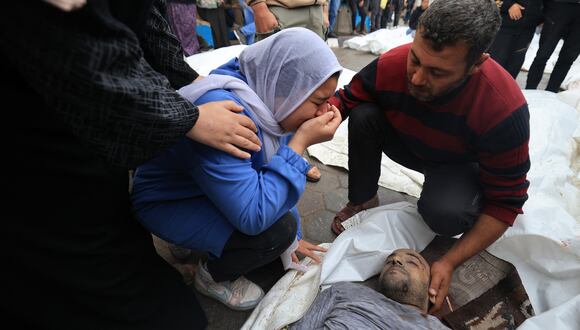 El Gobierno gazatí citó que en Yabalia, en el norte del enclave palestino, fueron exhumadas tumbas y algunos cuerpos “fueron robados”. (Foto de Mahmud HAMS / AFP)