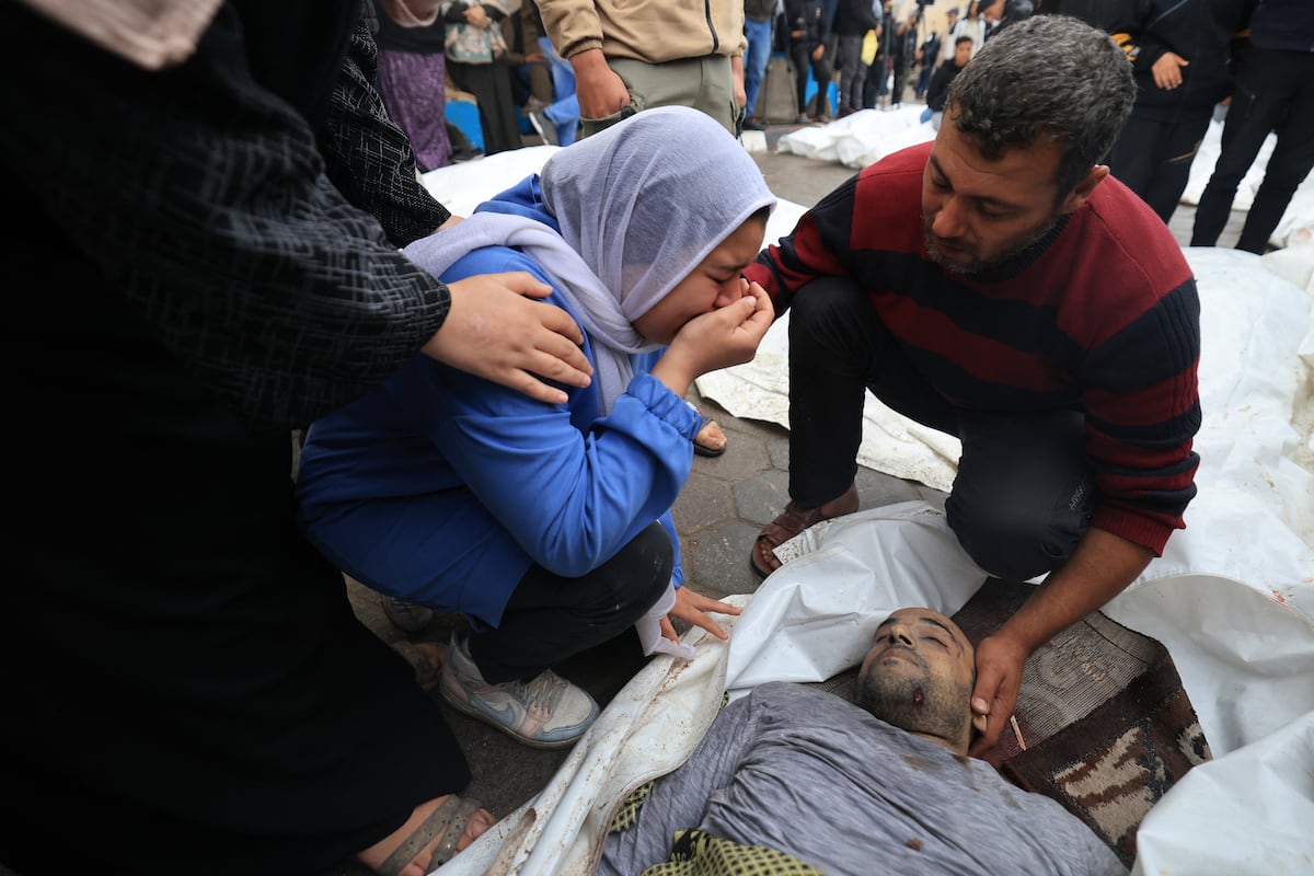 El Gobierno gazatí citó que en Yabalia, en el norte del enclave palestino, fueron exhumadas tumbas y algunos cuerpos “fueron robados”. (Foto de Mahmud HAMS / AFP)