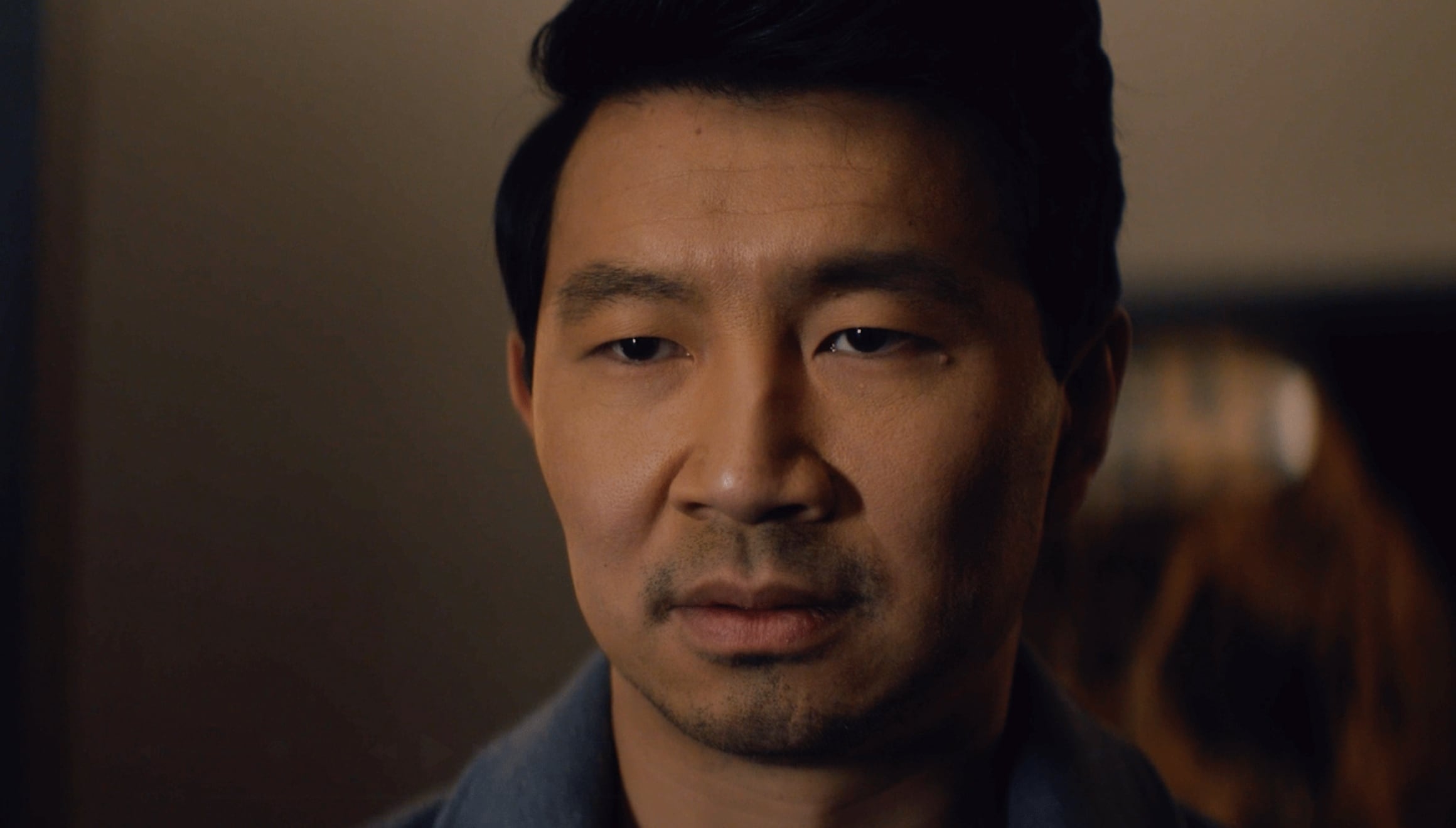 Simu Liu como Alexander Hale en una escena de la serie "The Copenhagen Test" (Foto: Atomic Monster / Universal Content Productions)