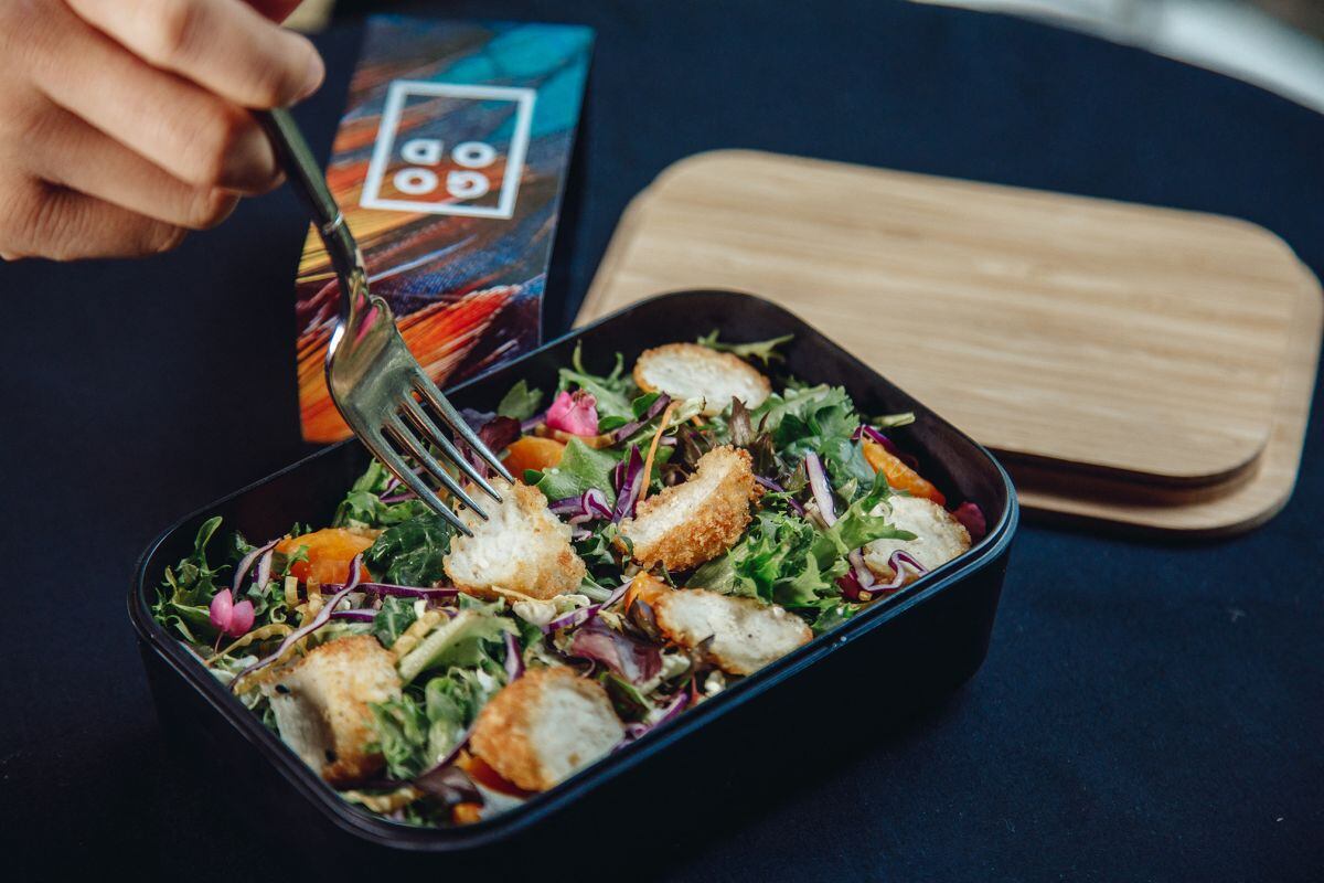 El 21 de junio de 2023, una agencia reguladora de EE. UU. otorgó sus primeras aprobaciones a dos empresas para vender pollo cultivado directamente a partir de células animales, allanando el camino para que la carne cultivada en laboratorio se venda a los consumidores. (Foto de Handout / GOOD Meat / AFP)