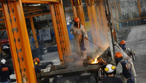 Fundición Ferrosa opera una planta en Ate, con una capacidad de 300 toneladas mensuales de piezas de hierro y acero.