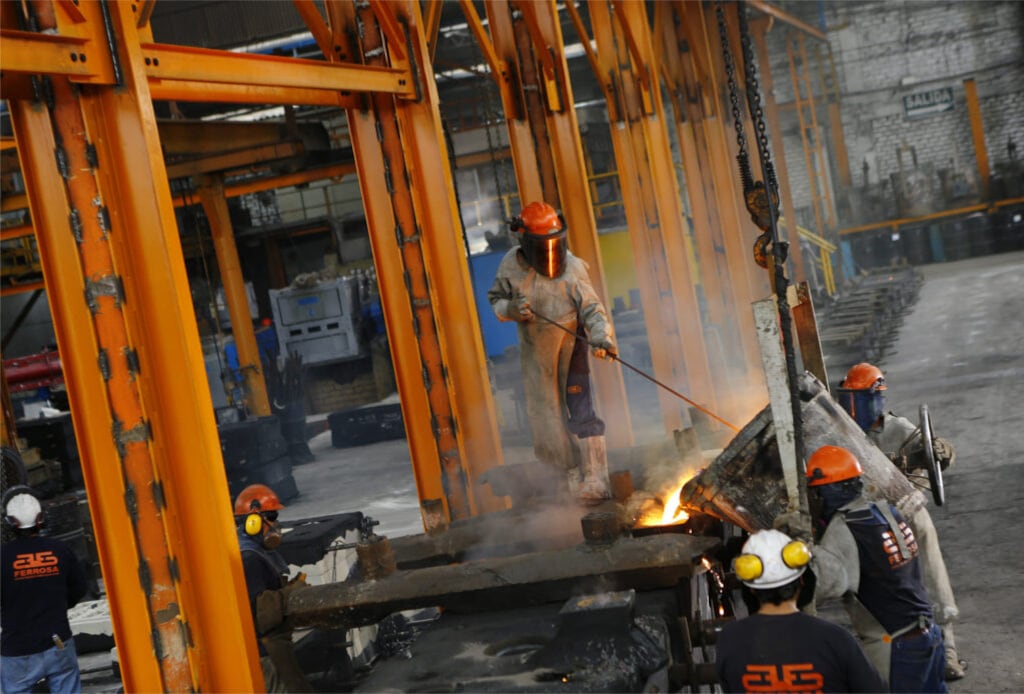 Fundición Ferrosa opera una planta en Ate, con una capacidad de 300 toneladas mensuales de piezas de hierro y acero.