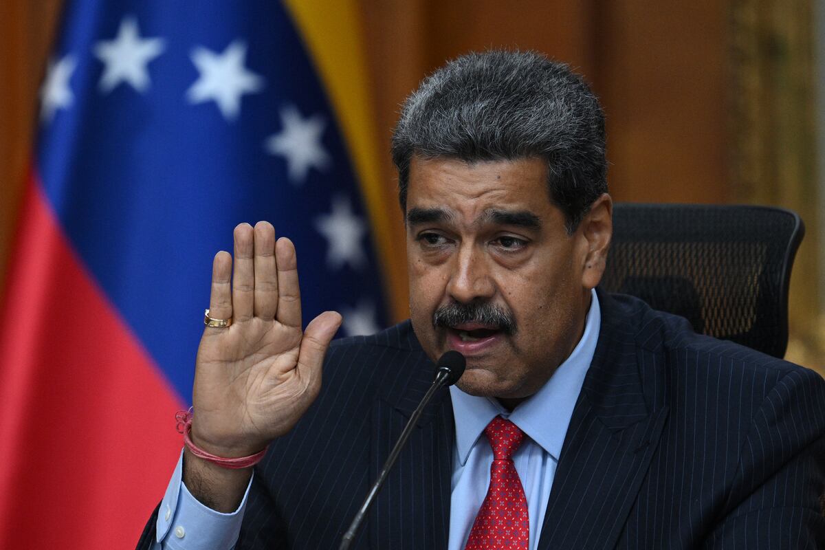 El Consejo Nacional Electoral (CNE), también de línea oficialista, proclamó a Maduro reelecto para un tercer mandato de seis años, con 51% de los votos frente a 44% de González Urrutia. (Foto de Federico PARRA/AFP).