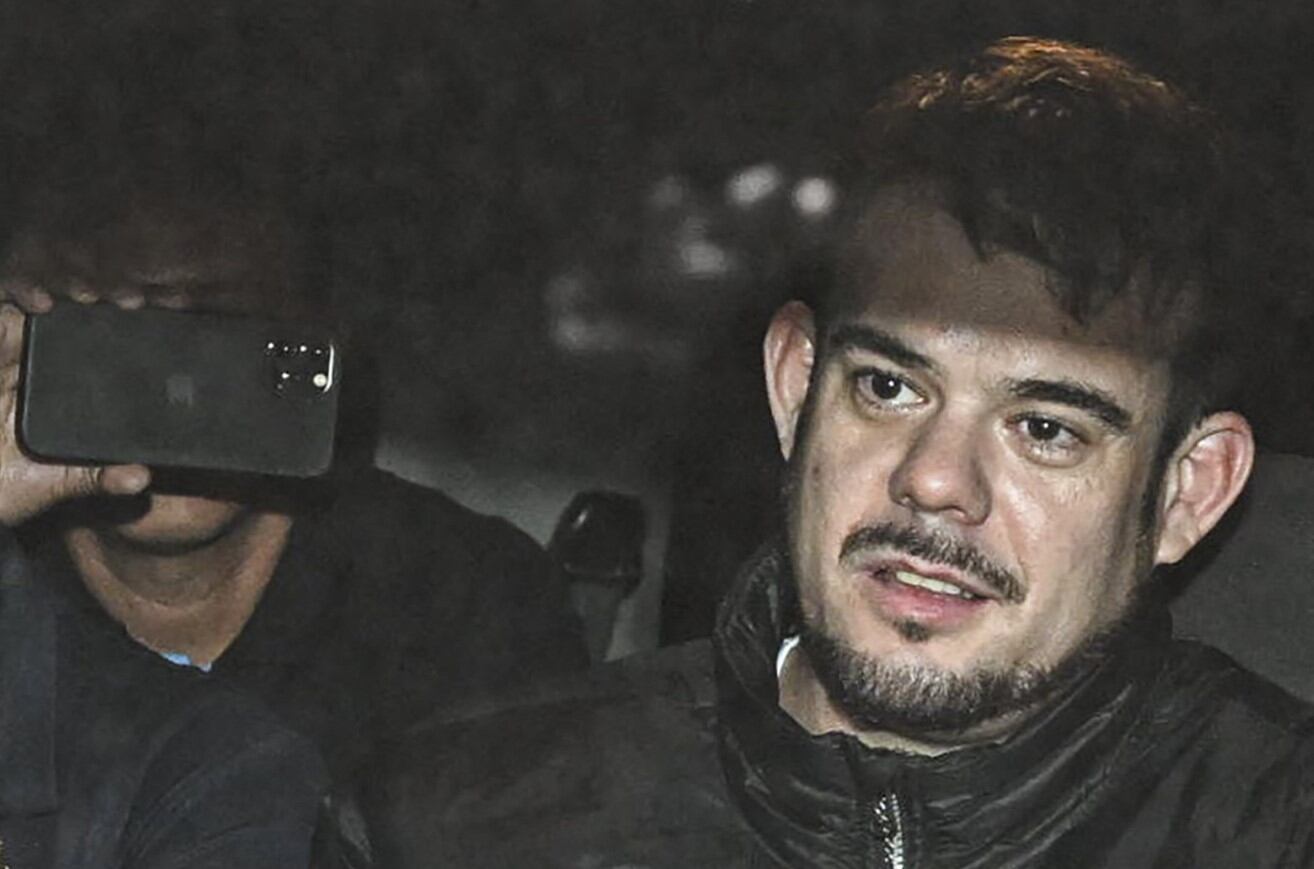 Joran van der Sloot trasladado por personal de la Interpol (Foto: AFP)