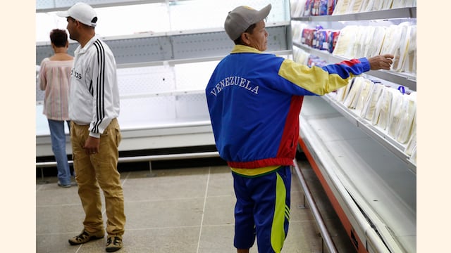 Estantes vacíos luego que Venezuela ordenara descuentos precios