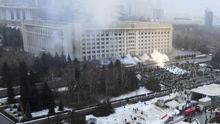 Kazajistán, tras decenas de muertos, busca detener disturbios con ayuda de Rusia