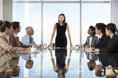 Las compañías de mayor tamaño registraron una rotación de CEO de 8.8% en el primer semestre de 2026, un nivel cercano al del año pasado, impulsada por procesos de sucesión y decisiones estratégicas. Foto: Andina