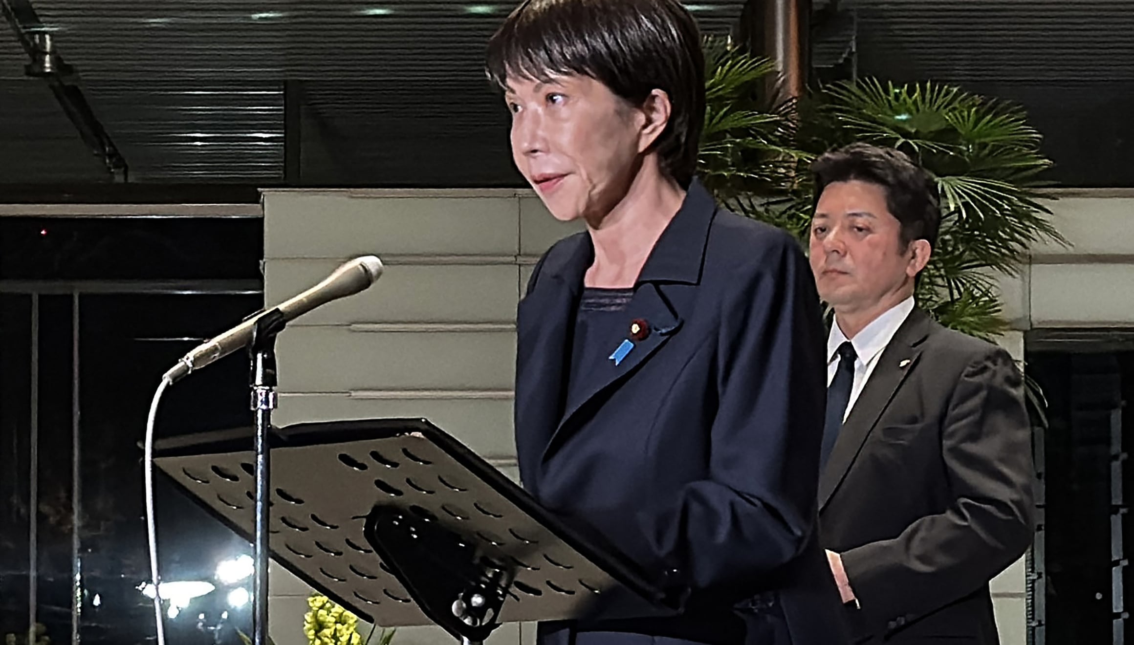 La primera ministra de Japón, Sanae Takaichi, se dirige a los medios de comunicación en Tokio el 8 de diciembre de 2025, tras un terremoto de magnitud 7,6. Un gran sismo sacudió la costa norte de Japón el 8 de diciembre; la agencia meteorológica del país registró dos tsunamis de 40 centímetros y los medios locales informaron de heridos. | Crédito: JIJI PRESS / AFP