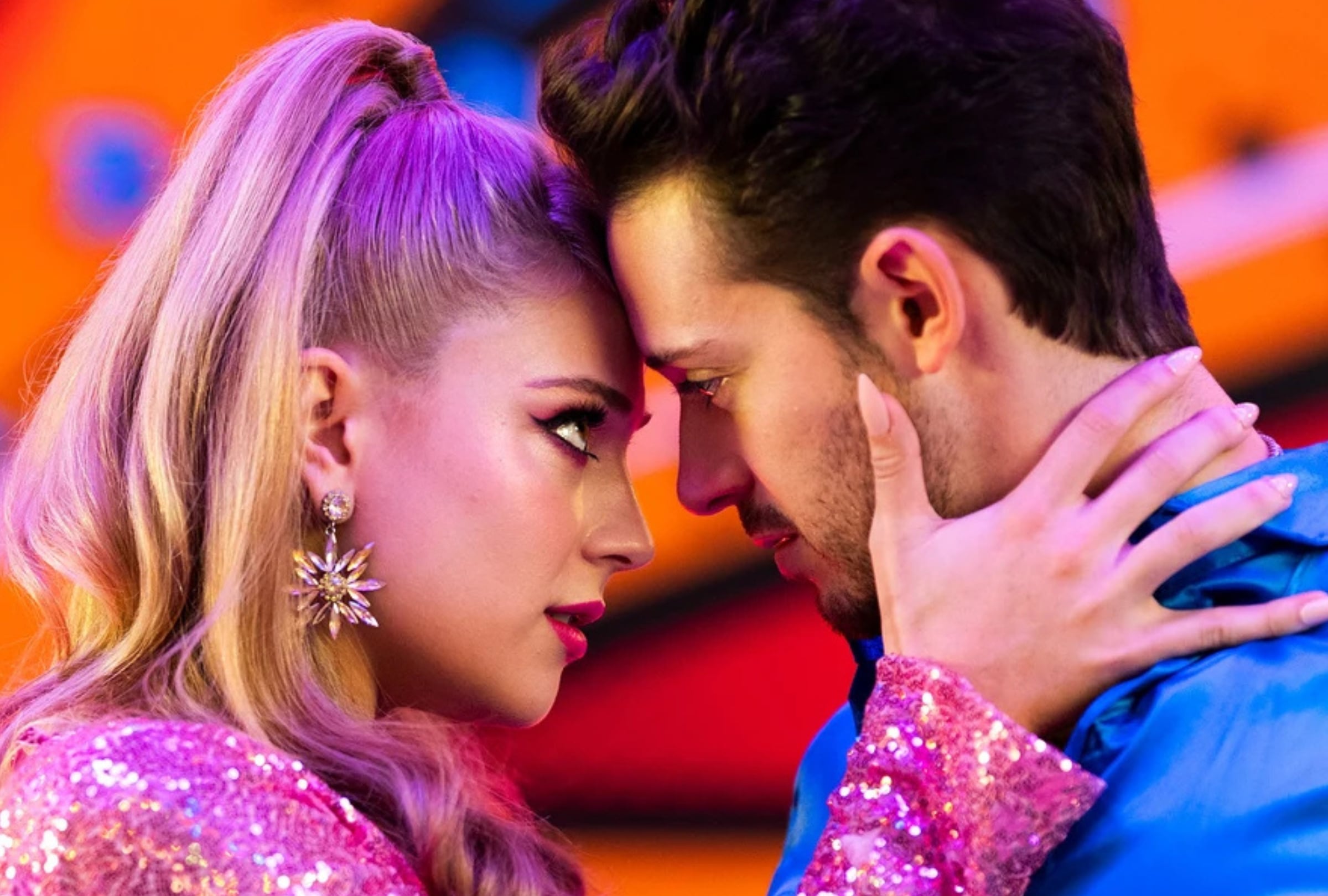 Matteo Balsano, interpretado por Ruggero Pasquarelli, y Lola, a quien le da vida Dolores Moriondo, en una escena de la serie "Soy Luna: Volver a rodar" (Foto: Metrovisión Producciones / Disney+)