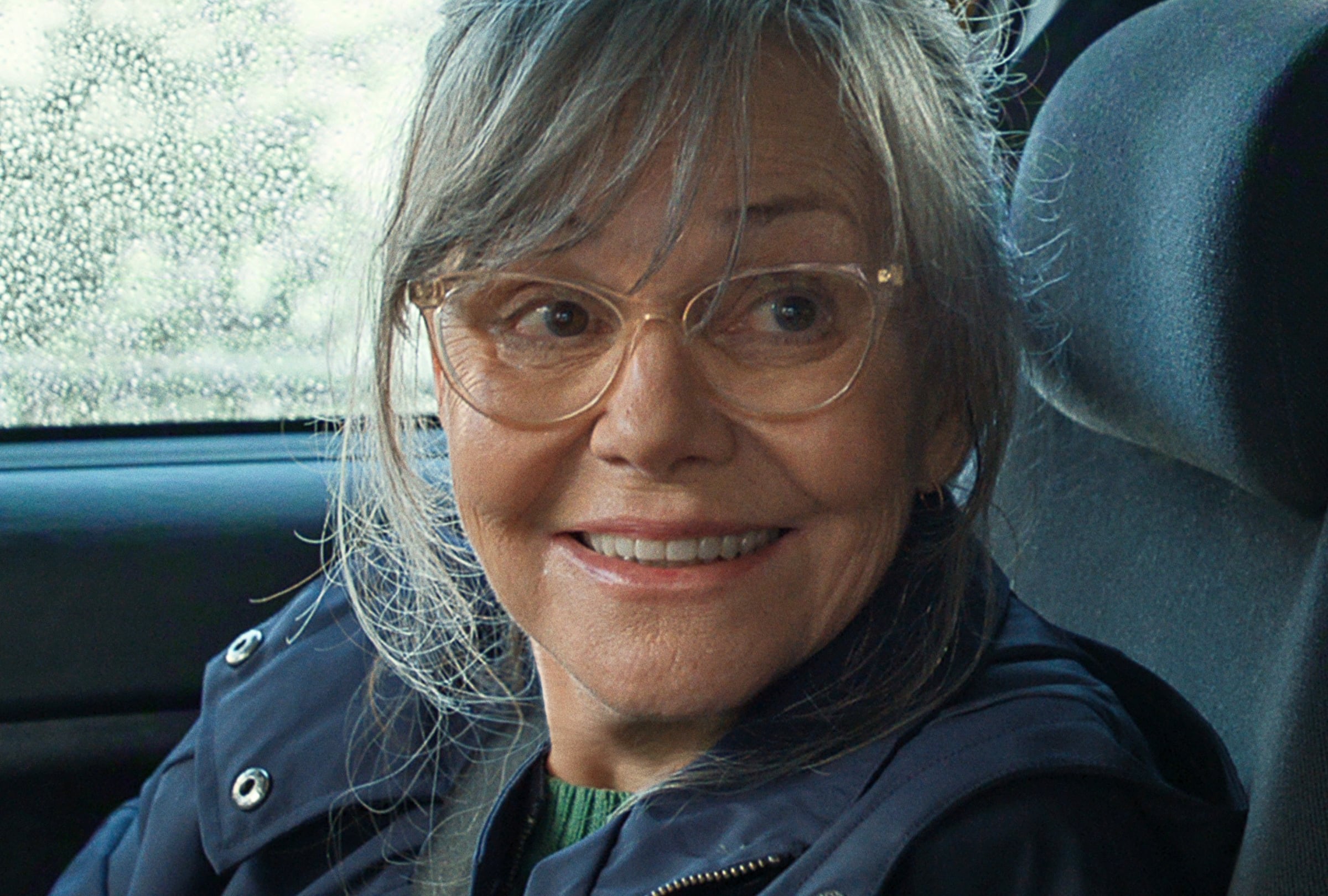 En la película dramática "Criaturas luminosas", Tova (Sally Field) trabaja en el acuario municipal y está profundamente comprometida con el mantenimiento del espacio para la salud de los animales que allí habitan (Foto: Netflix)