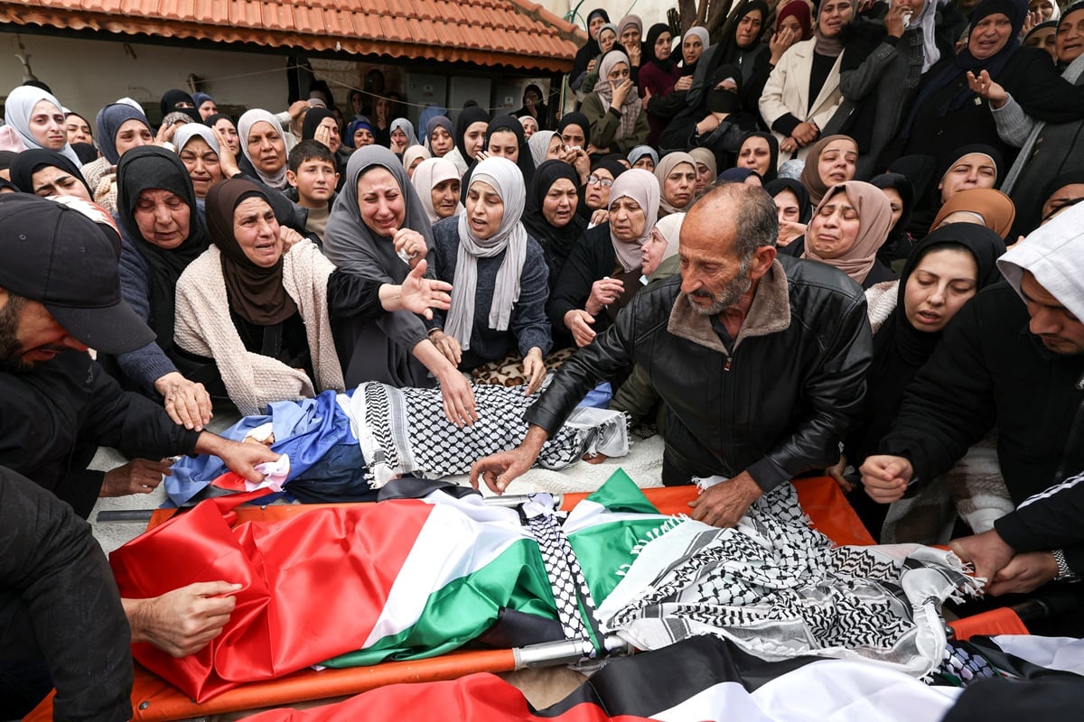 Familiares lloran los cuerpos de cuatro miembros de una familia palestina, asesinados por soldados israelíes en su vehículo, durante su funeral en la ciudad de Tammun, Cisjordania ocupada, el 15 de marzo de 2026. Foto: JAAFAR ASHTIYEH / AFP