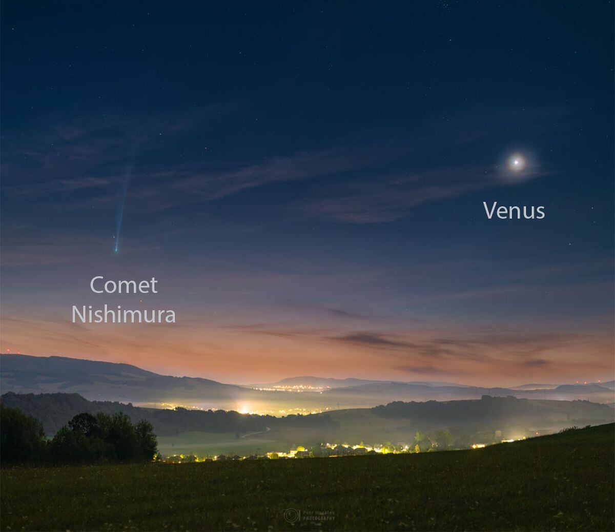 A la izquierda, en esta imagen compuesta tomada justo antes del amanecer del 10 de septiembre de 2023, está El cometa Nishimura (Foto: Petr Horálek / Instituto de Física de Opava)