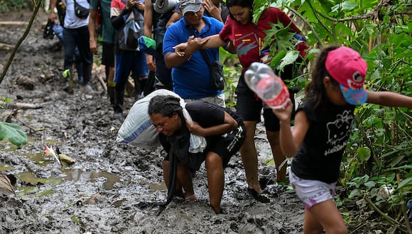 Migrantes venezolanos llegan a la aldea de Canaán Membrillo, el primer control fronterizo de la provincia de Darién en Panamá, el 13 de octubre de 2022. (Foto de Luis ACOSTA / AFP).