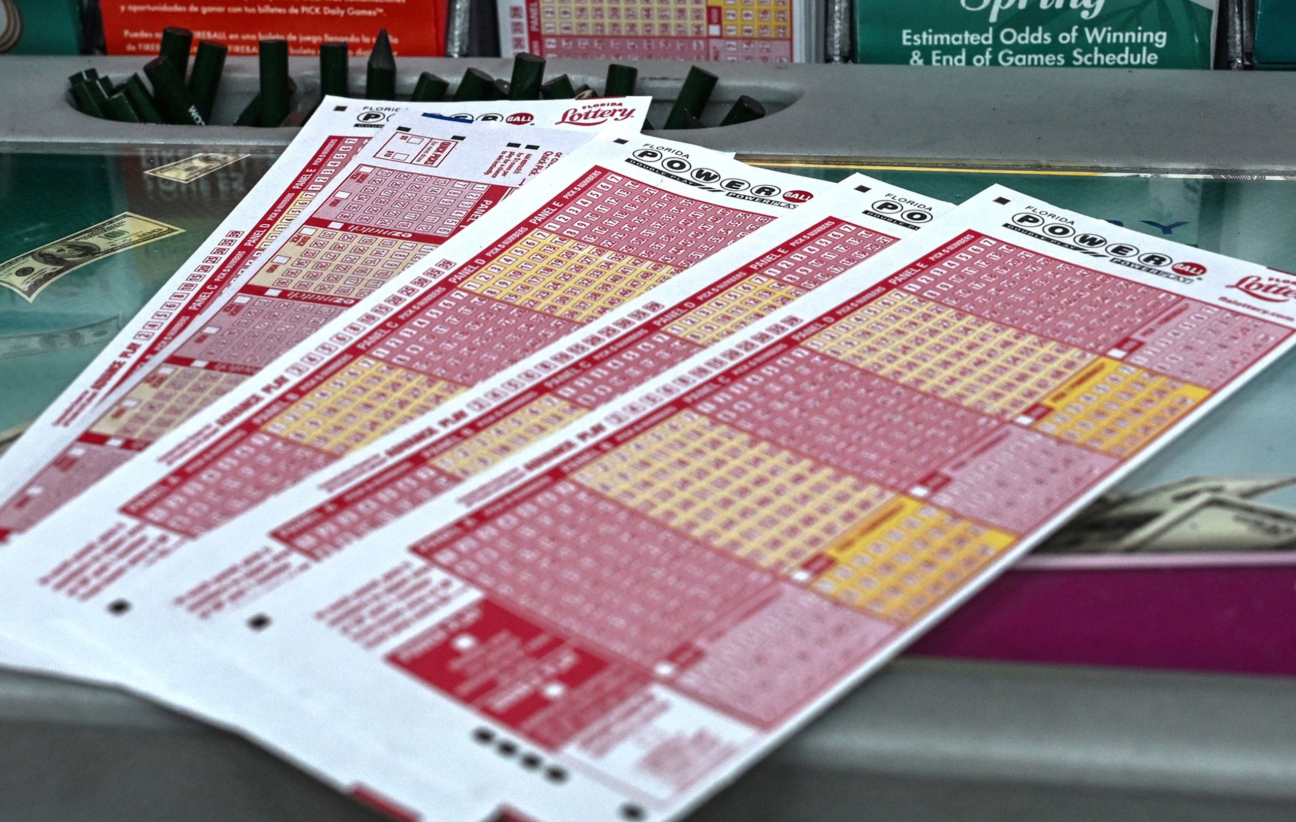 Los plazos límite para la venta de boletos del Powerball varían según la jurisdicción. (Foto: GIORGIO VIERA / AFP)