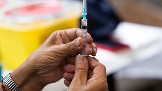 Vacunas chinas secretas para poderosos escandalizan a Perú