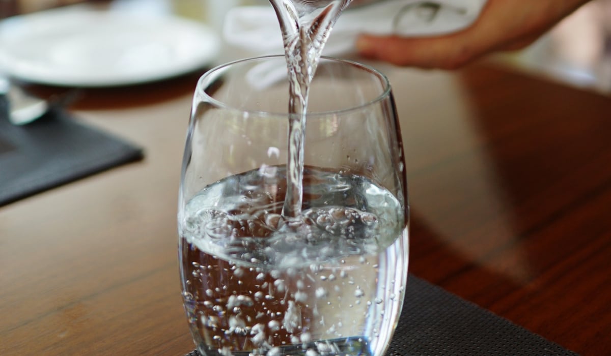 La regla de oro del sommelier moderno es la homeostasis del sabor: por cada copa de vino, debe ingerirse al menos el doble de agua. (Imagen: Pixabay)