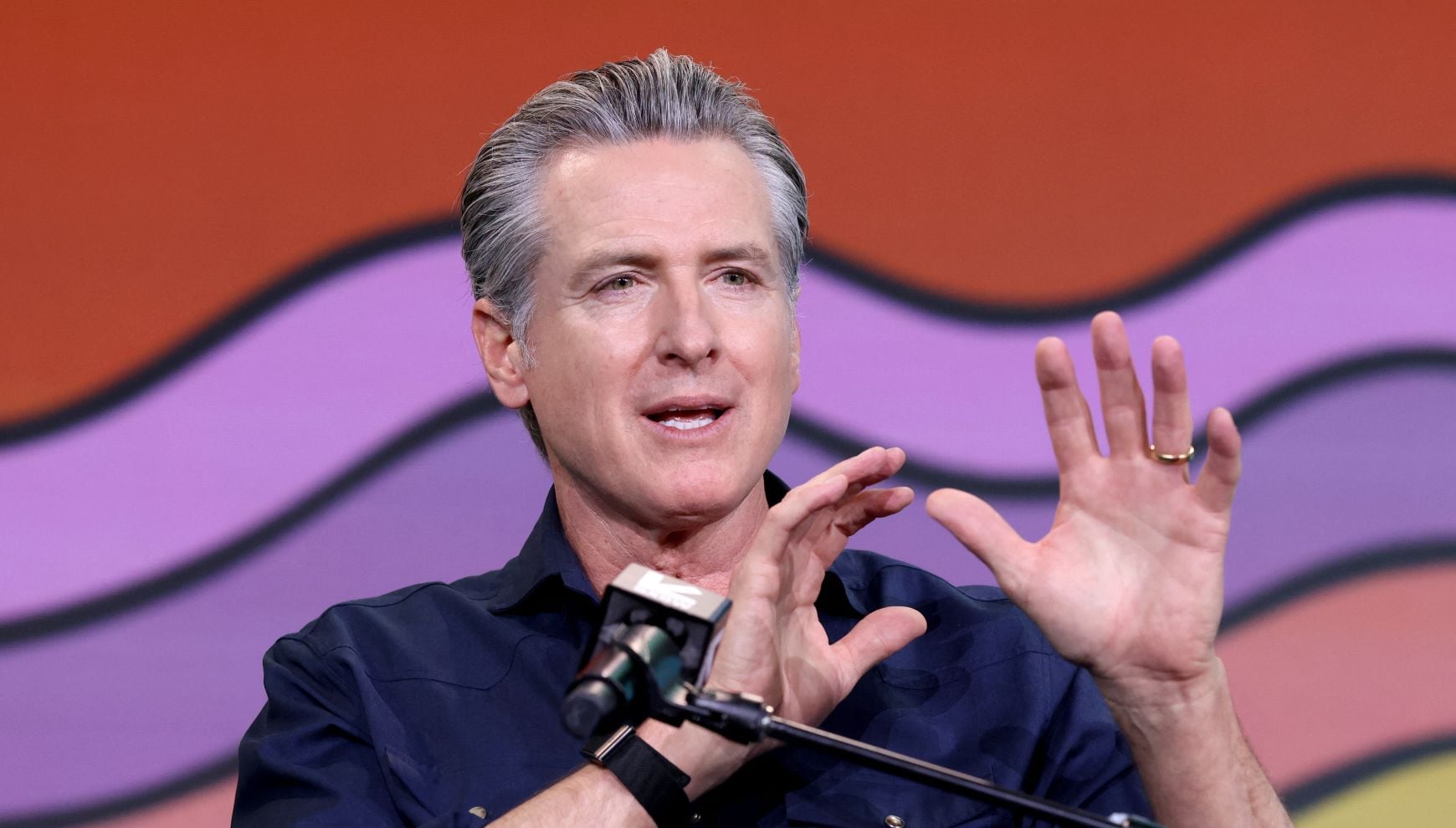 Gavin Newsom firma la DFAL: la ley que pondrá reglas más duras a las apps de remesas y billeteras digitales (Foto: Rick Kern/Getty Images for Vox Media/AFP)