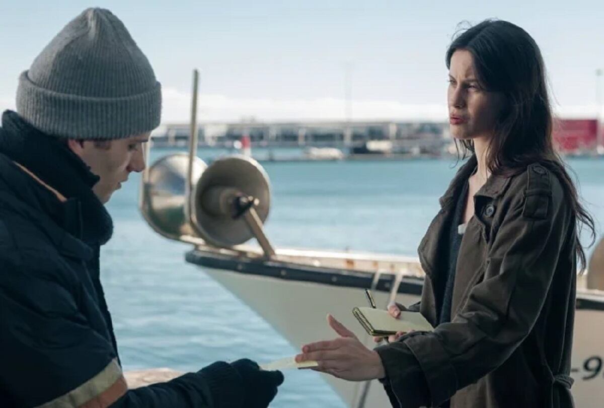Miren Rojo (Milena Smit) investiga en el Muelle Uno en “La chica de nieve 2: El juego del alma” (Foto: Netflix)
