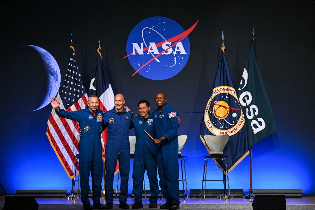 (I/D) El comandante astronauta de la NASA, Randy Bresnik, el piloto astronauta de la ESA (Agencia Espacial Europea), Luca Parmitano, el especialista de misión astronauta de la NASA, Frank Rubio, y el especialista de misión astronauta de la NASA, Andre Douglas, posan juntos en el escenario durante una conferencia de prensa en el Centro Espacial Johnson de la NASA en Houston, Texas, el 9 de junio de 2026, donde se anunció la tripulación de la misión Artemis III. (Foto de RONALDO SCHEMIDT / AFP)