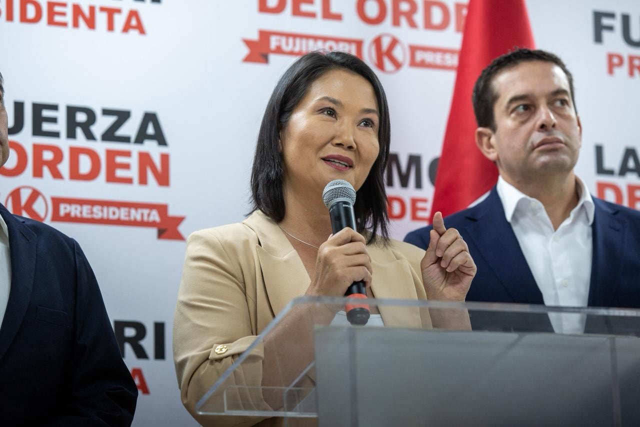 Keiko Fujimori brindó su primer pronunciamiento sobre los resultados oficiales. La lideresa de Fuerza Popular aseguró que el nuevo proceso electoral definirá si el país continúa en una etapa de crisis o apuesta por recuperar la estabilidad. (Foto: Fernando Sangama / @photo.gec)