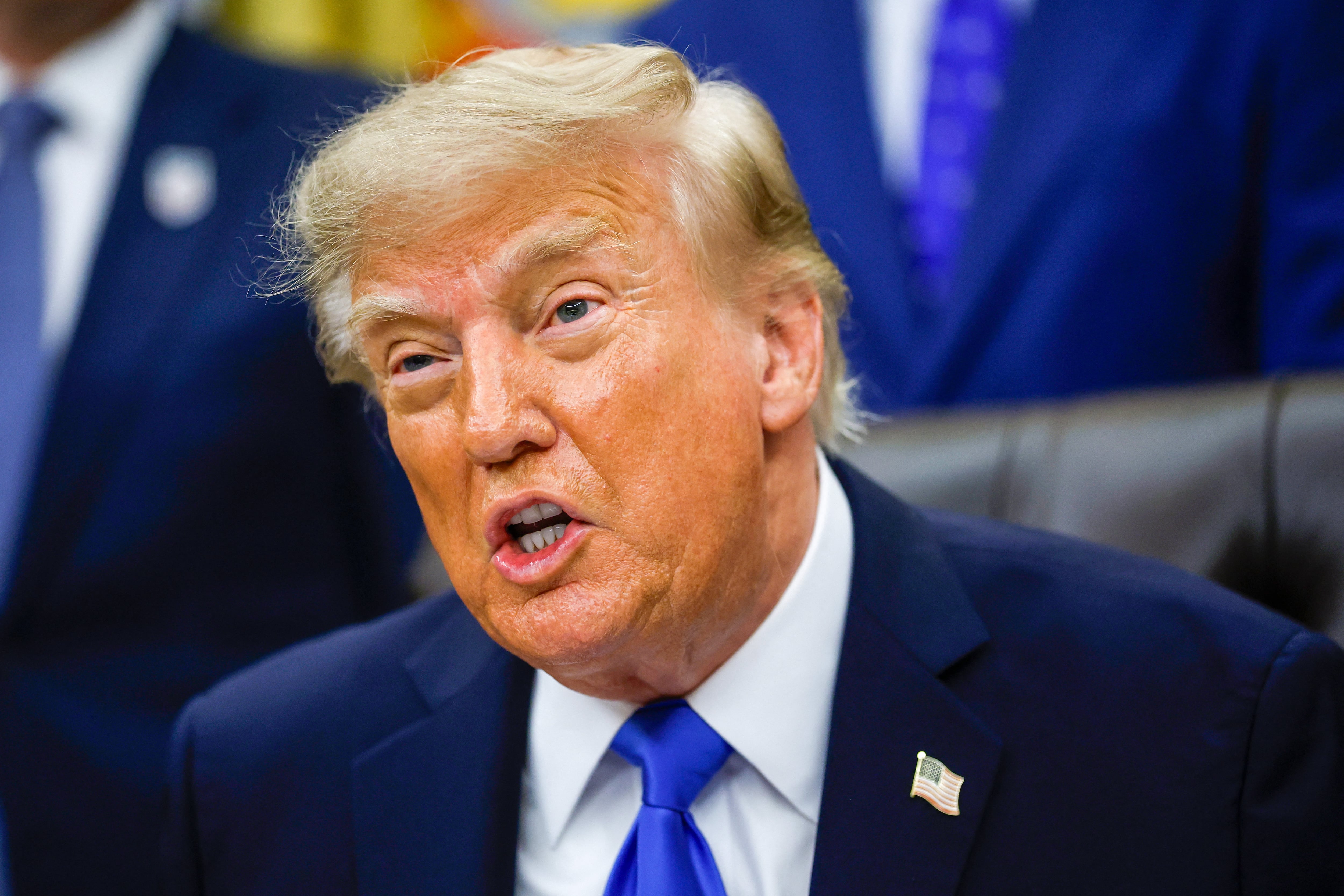El presidente Donald Trump amenazó el viernes con dejar de comerciar con los países con los que Estados Unidos tiene un déficit, a menos que la Reserva Federal baje las tasas de interés, tras unos buenos resultados en el informe mensual de empleo. (Foto de Kevin Dietsch / GETTY IMAGES NORTH AMERICA / Getty Images vía AFP).