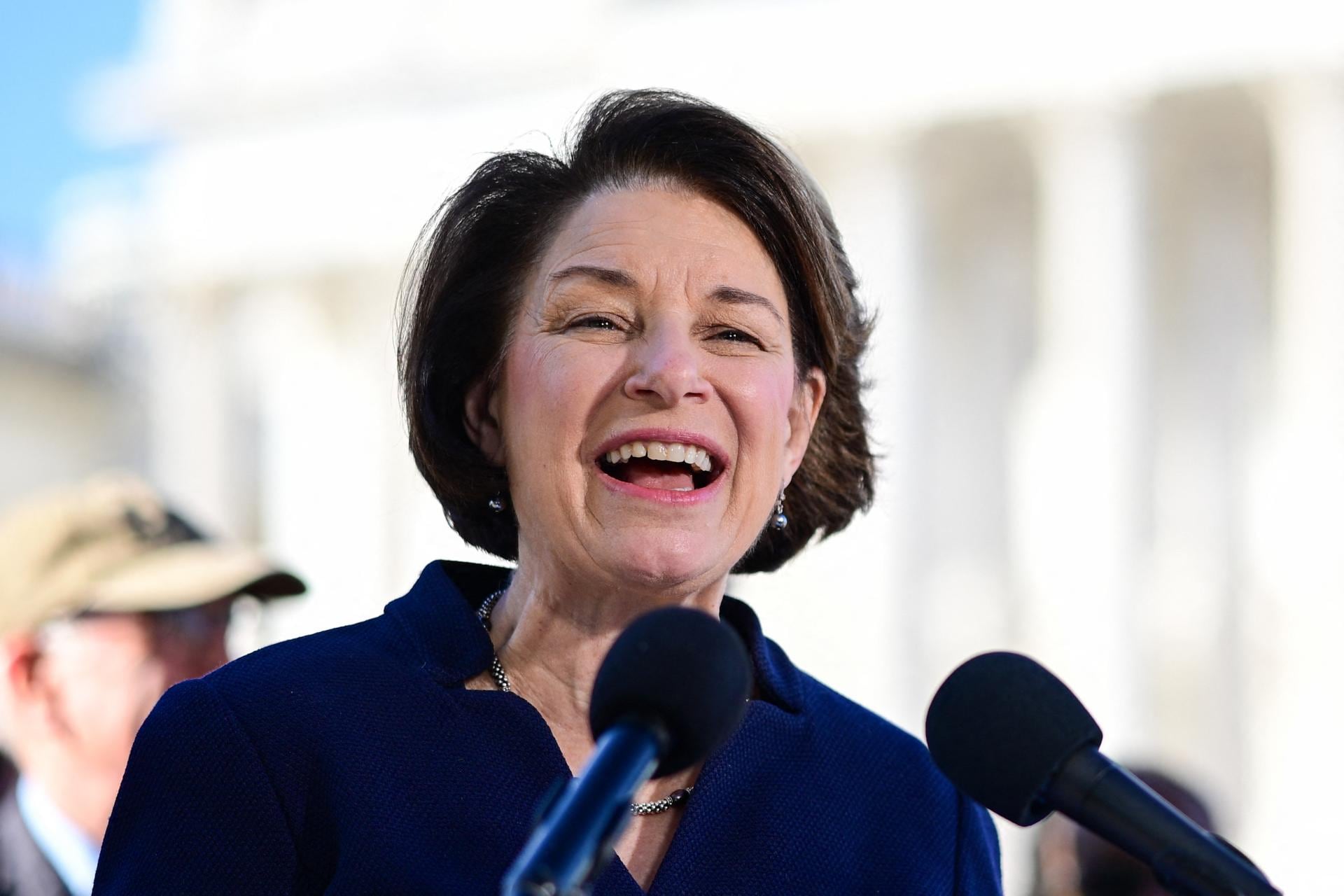 La senadora estadounidense Amy Klobuchar, demócrata por Minnesota, habla durante una conferencia de prensa para analizar las políticas arancelarias del presidente Donald Trump y su impacto en las pequeñas empresas, frente al Capitolio de Estados Unidos en Washington, D.C., el 5 de noviembre de 2025. (Foto de Mandel NGAN / AFP)