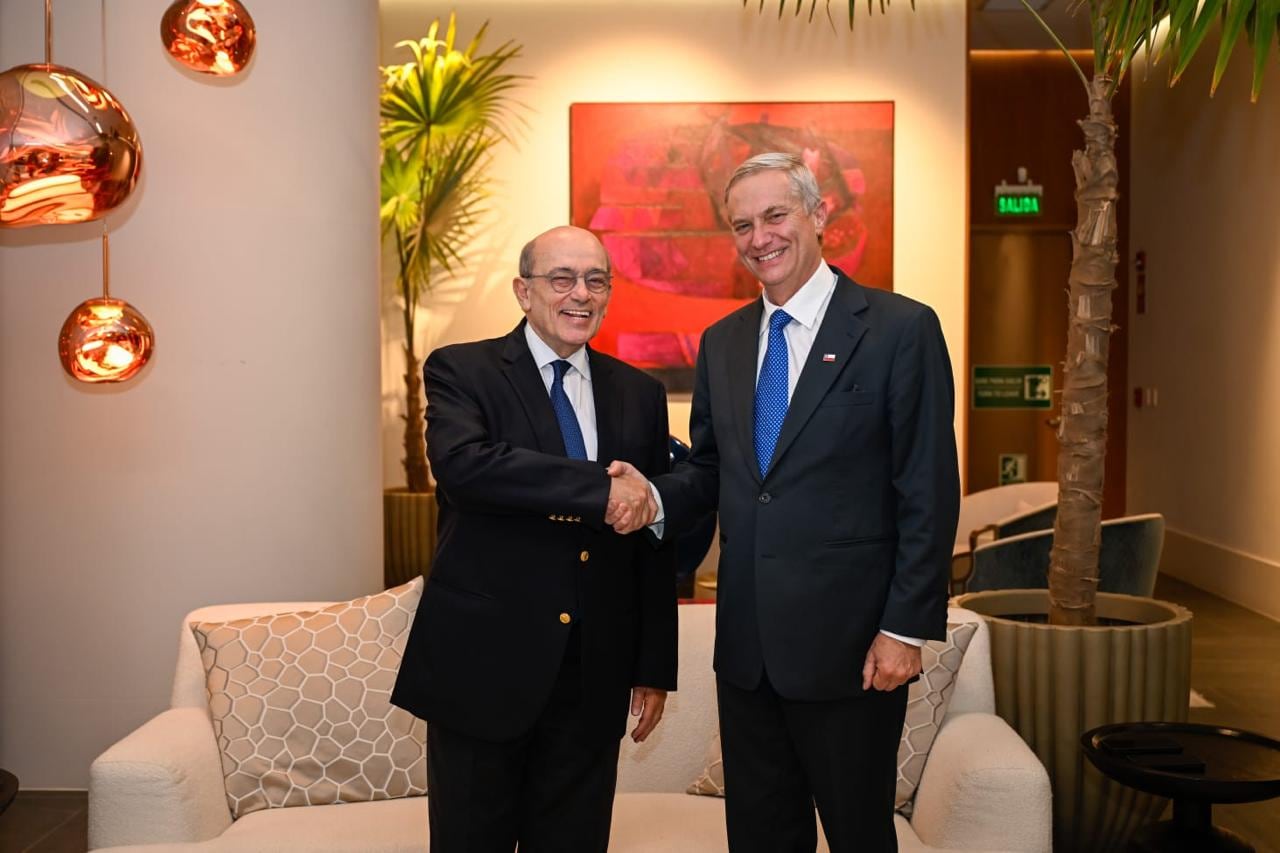 José Antonio Kast fue recibido por el canciller Hugo de Zela durante su escala en Lima rumbo a Ecuador. Foto: Cancillería