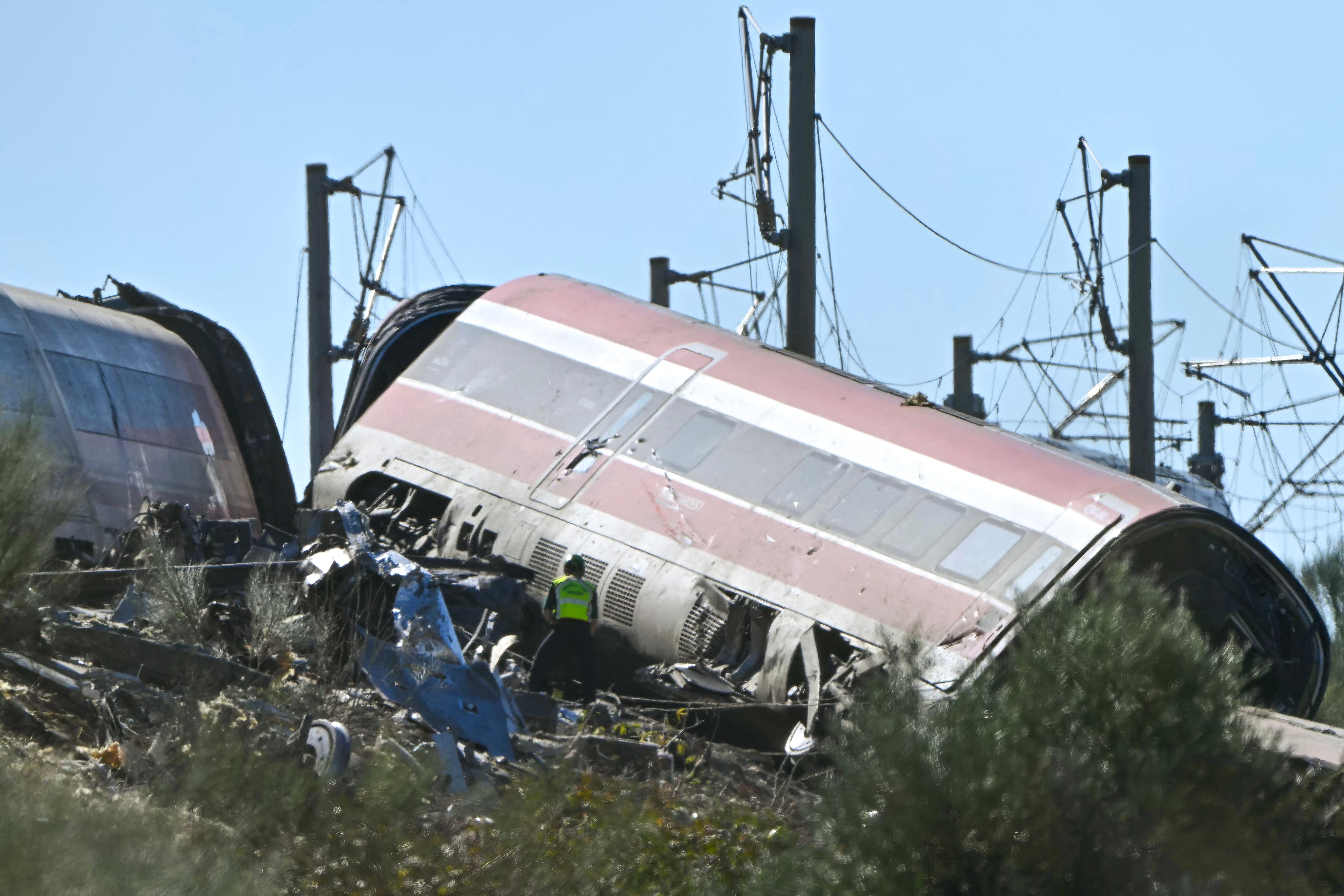 Los equipos de rescate buscan víctimas de un choque ferroviario entre un tren de alta velocidad Renfe AVE y un tren Iryo a unos 150 km al sur de Madrid, entre Urda y Los Yebenes, en la provincia de Toledo, el 28 de octubre de 2026. (Foto de Javier SORIANO / AFP).