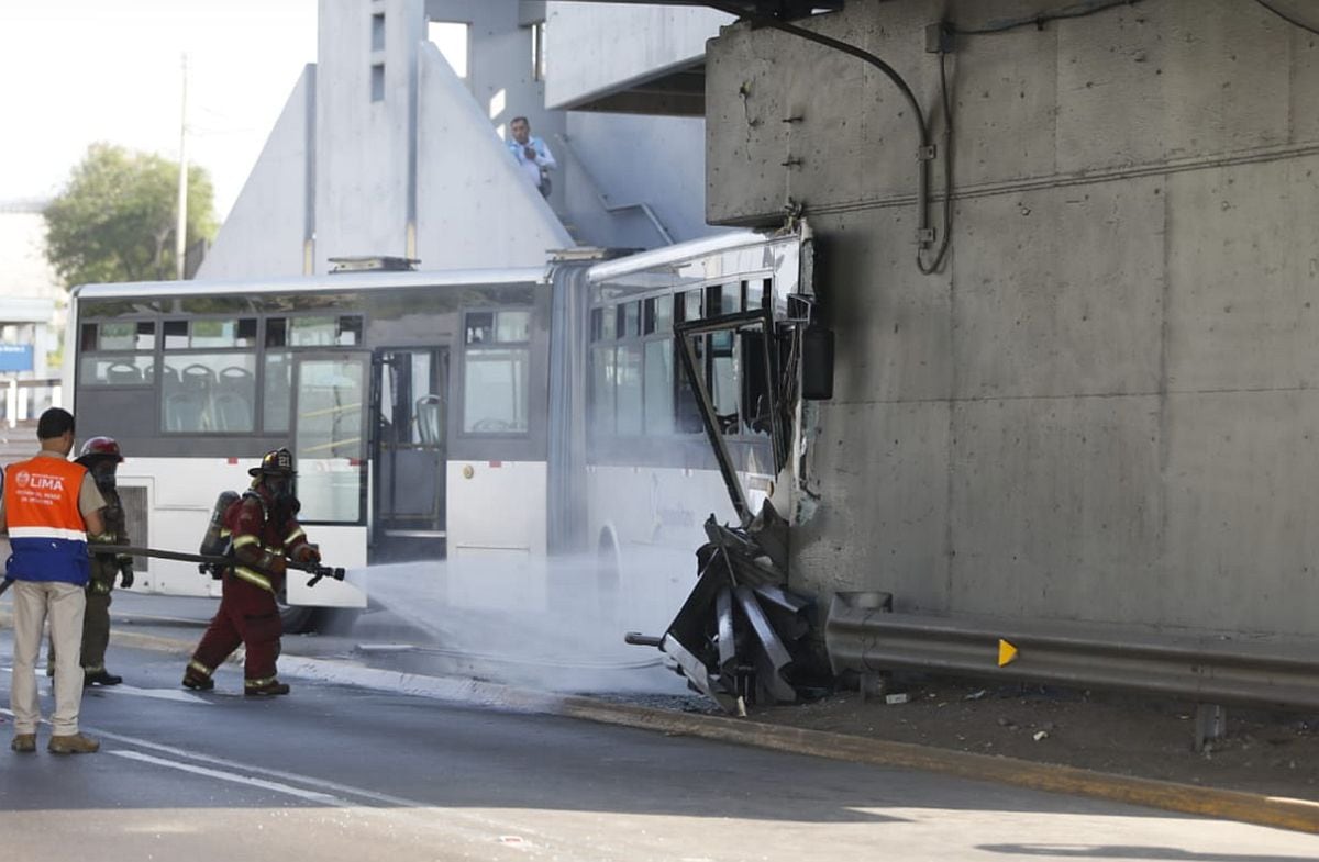 La ATU informó que, a consecuencia del accidente de tránsito ocurrido esta mañana a la altura de la estación México del Metropolitano, se registraron 46 usuarios afectados. | Foto: Joseph Angeles / @photo.gec