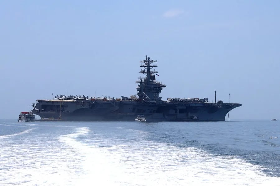 Fotografía de archivo donde se observa el portaviones estadounidense de propulsión nuclear USS Nimitz. EFE/ Carlos Lemos