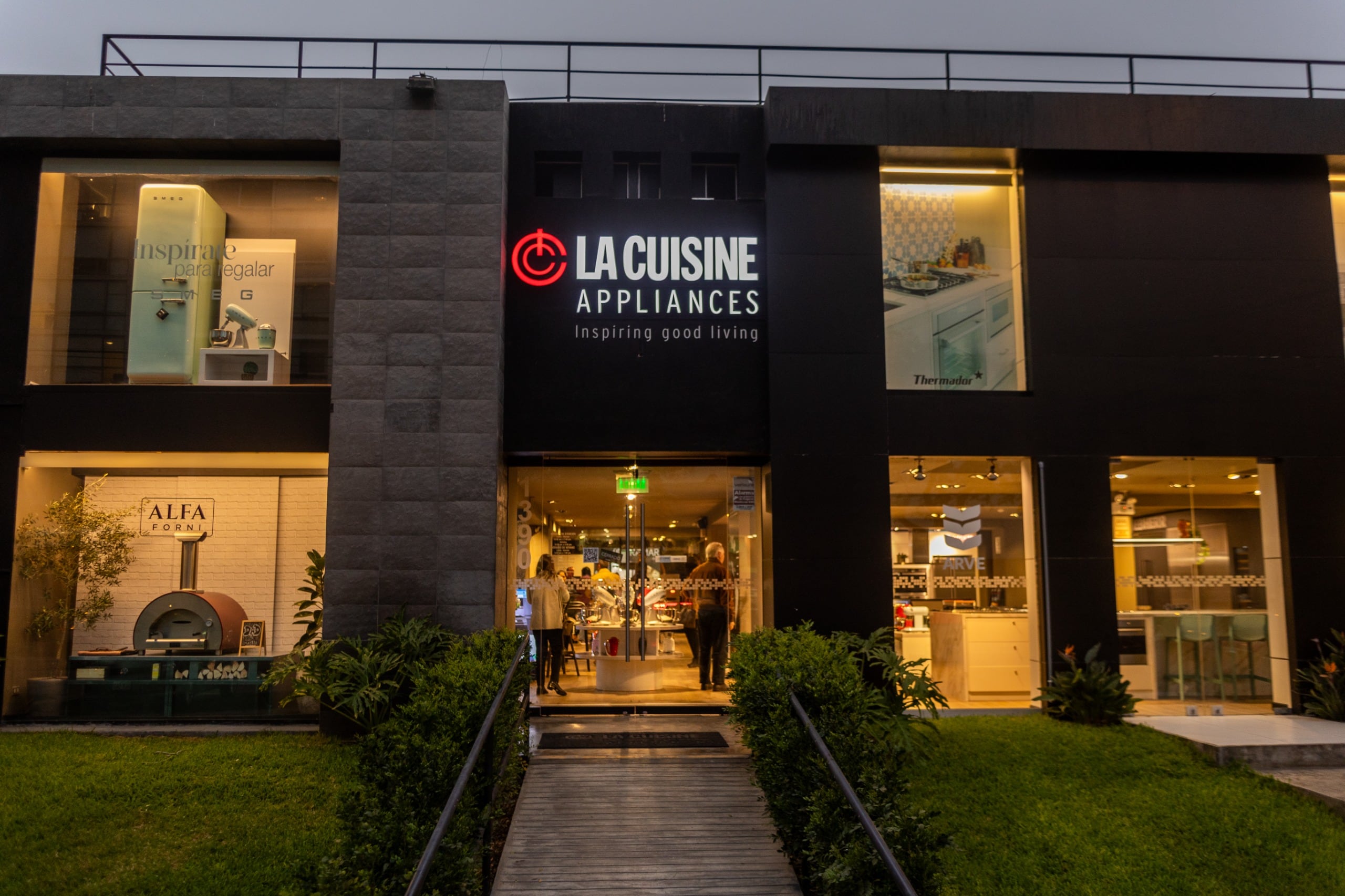La empresa cuenta con un showroom propio de 800 m2 en Miraflores, que la marca define como su “centro de experiencias”.