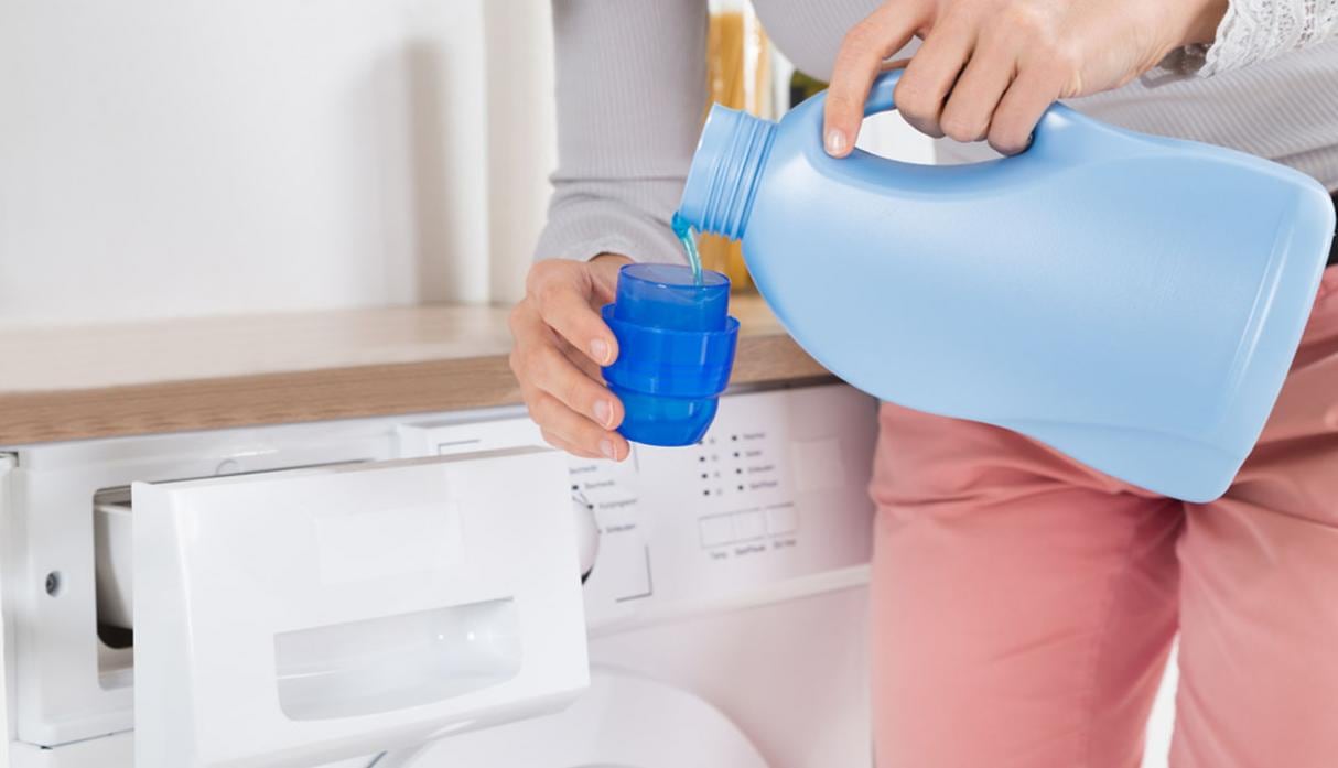 Los detergentes o productos para el cuidado de la ropa lideran el mercado peruano de aseo doméstico al concentrar el 67% de su valor y registrar un crecimiento de 3% durante el 2025. (Foto: Shutterstock)