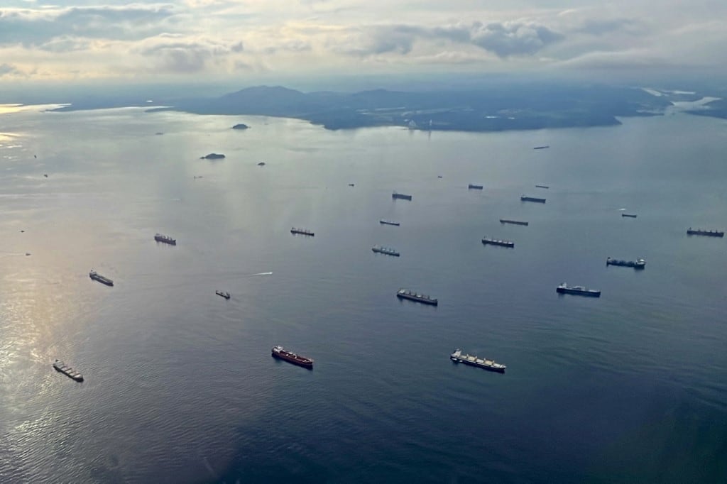 Esta imagen aérea muestra decenas de barcos esperando cruzar el Canal de Panamá mientras mantiene restricciones al cruce de embarcaciones debido a una sequía en la Ciudad de Panamá, el 10 de septiembre de 2023. La medida, motivada por la escasez de agua de lluvia, ha congestionado el acceso a la vía fluvial por la que pasa el 6% del comercio marítimo mundial. (Foto de Ivan PISARENKO / AFP)