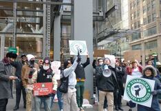 Starbucks: Cientos de trabajadores inician huelga en rechazo a código de vestimenta