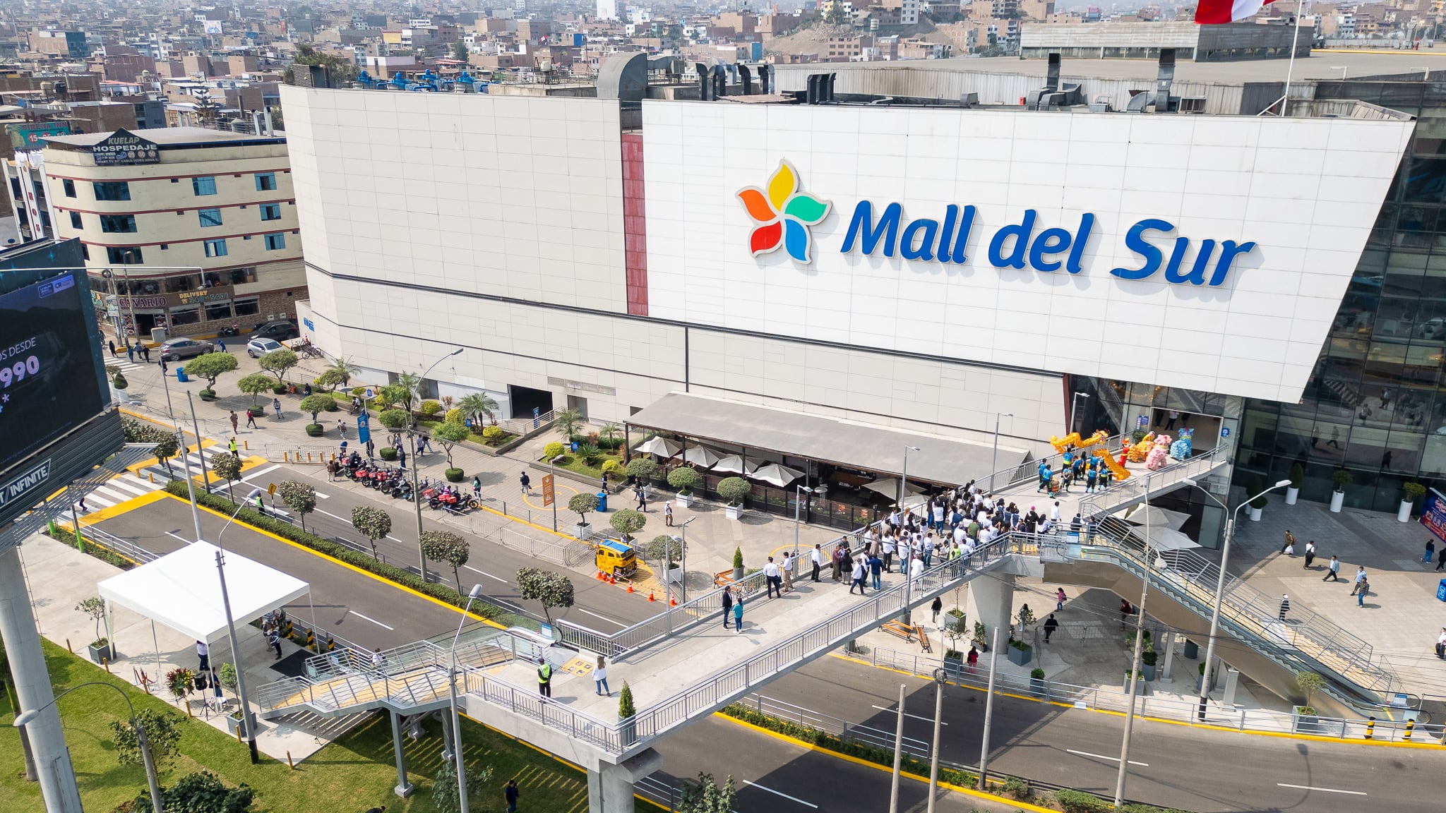 Corporación E. Wong invirtió S/ 2.5 millones en un nuevo puente peatonal con escaleras mecánicas para mejorar la conectividad y el acceso al centro comercial desde la Panamericana Sur y la avenida Los Lirios. Foto: Corporación E. Wong