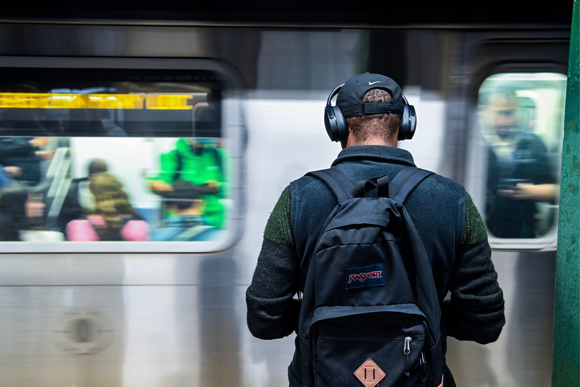 Un pasajero del Metro de Nueva York esperando su tren en la plataforma de la estación (Foto: MTA)