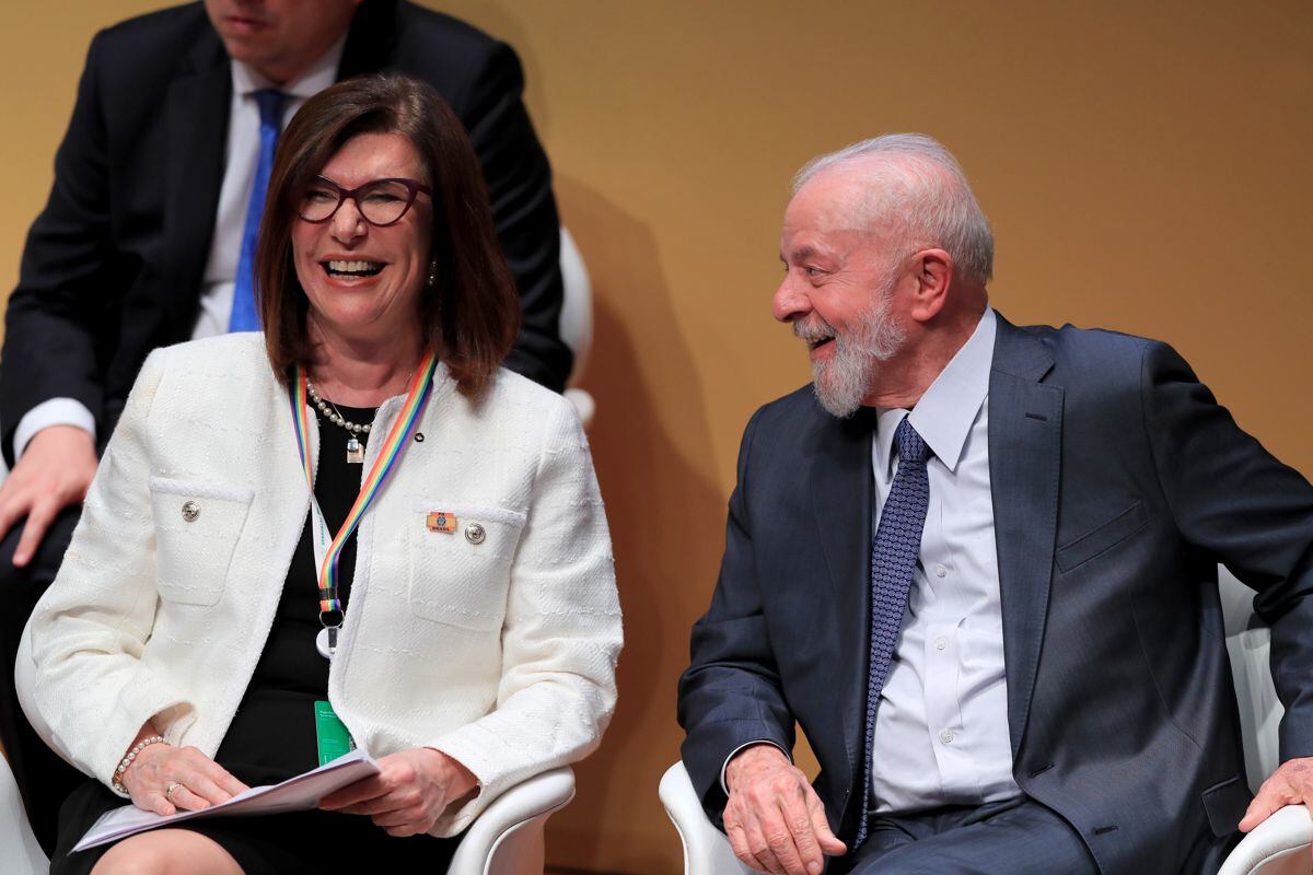 AME5208. RÍO DE JANEIRO (BRASIL), 19/06/2024.- El presidente de Brasil Luiz Inacio Lula da Silva (d) habla con la nueva presidenta de Petrobras Magda Chambriard durante una ceremonia, en el centro de investigaciones Leopoldo Américo Miguez de Mello (Cenpes) este miércoles, en Río de Janeiro (Brasil). Chambriard asumió su cargo este miércoles y ratificó que la estatal brasileña apostará en una "transición energética justa", aunque aclaró que "la cuenta" del nuevo modelo la pagará el petróleo. EFE/ Andre Coelho