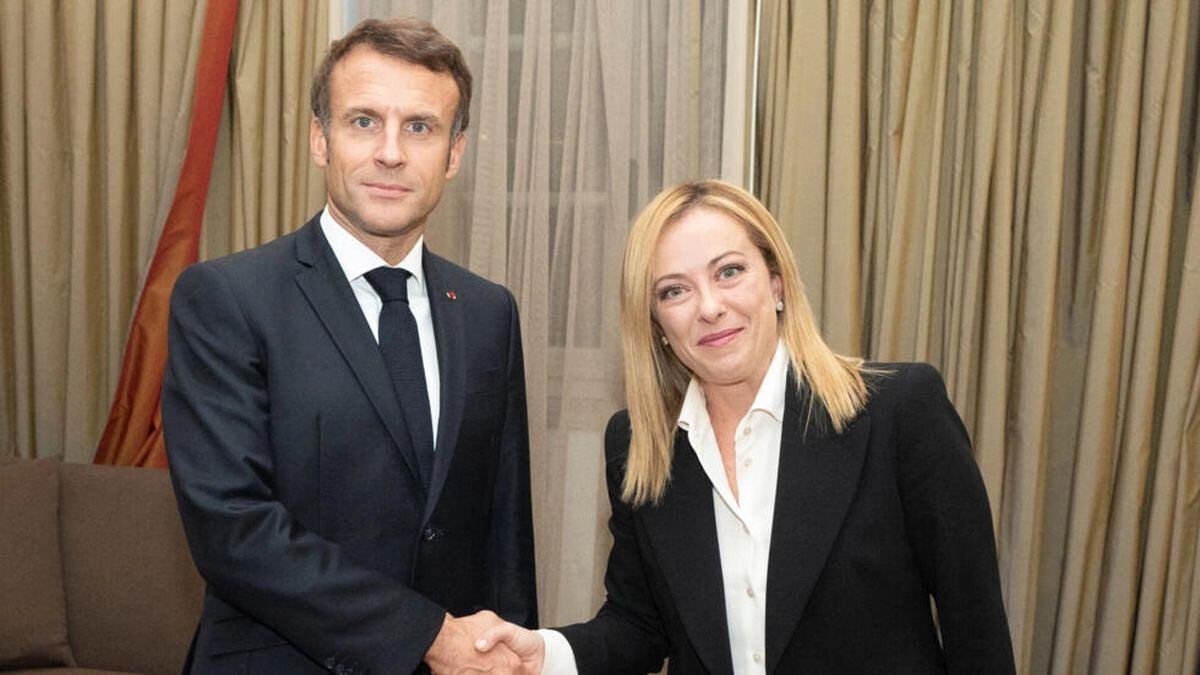 La primera ministra italiana, Giorgia Meloni, se da la mano con el presidente francés, Emmanuel Macron (Foto: Reuters)